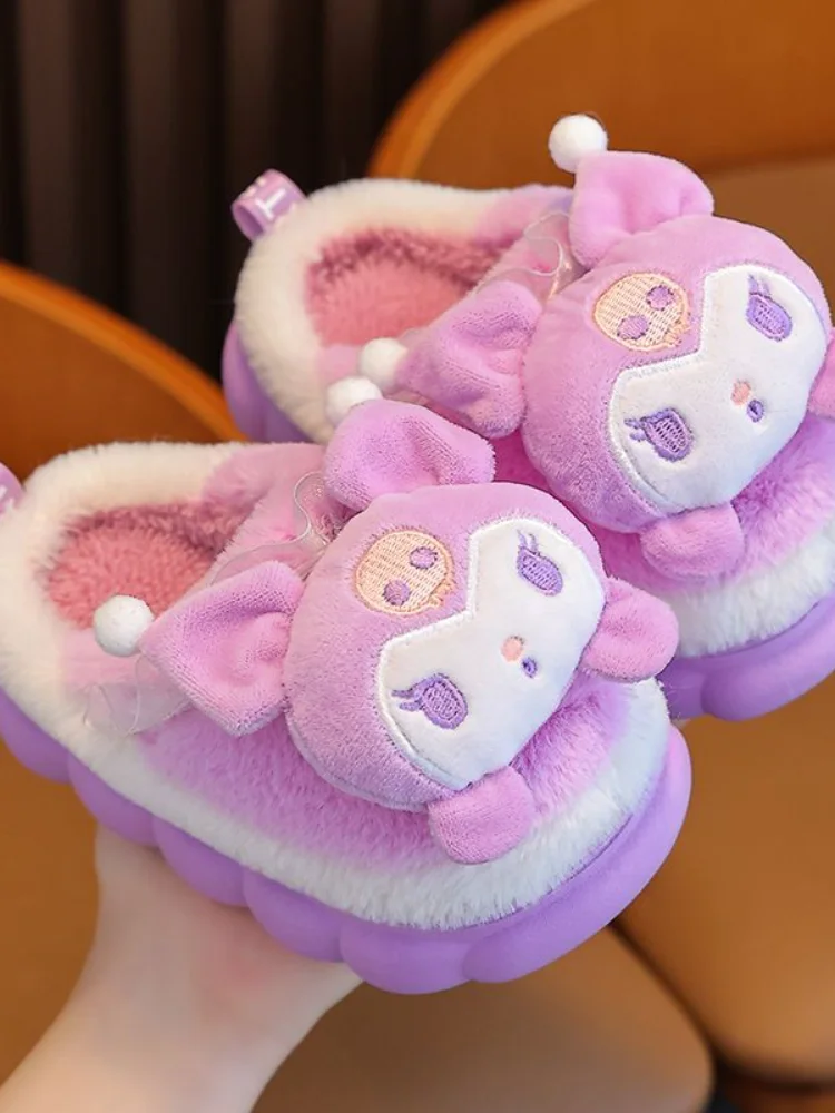 Новая детская хлопковая обувь Sanrio Kuromi, милая зимняя сумка с героями мультфильмов для девочек на мягкой подошве, домашние утолщенные бархатные хлопковые тапочки
Новая детская хлопковая обувь Sanrio Kuromi, милая зимняя сумка с героями мультфильмов для девочек на мягкой подошве, домашние утолщенные бархатные хлопковые тапочки