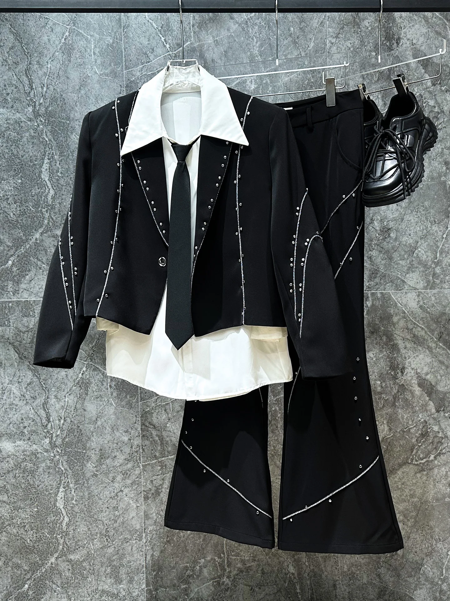 Faionable ort Suit Jaet Metal Rivet Design Two-Piece Set for Trendy Men Spring Autumn Casual Wear Single Button Closure
Faionable ort Suit Jaet Metal Rivet Design Two-Piece Set for Trendy Men Spring Autumn Casual Wear Single Button Closure