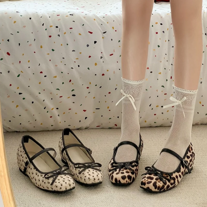 Винтажные женские туфли Мэри Джейн с внутренней подошвой, лаконичные туфли с неглубоким вырезом и бантом-бабочкой, элегантные женские туфли на ремешке с пряжкой для платья
Винтажные женские туфли Мэри Джейн с внутренней подошвой, лаконичные туфли с неглубоким вырезом и бантом-бабочкой, элегантные женские туфли на ремешке с пряжкой для платья