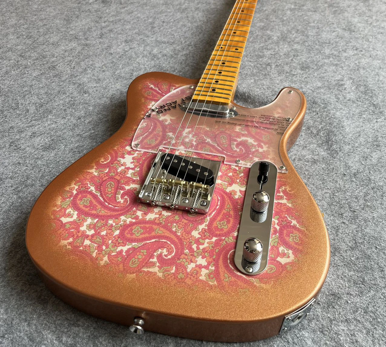 Высококачественная профессиональная гитара Maple Fingerboard с узором «Золотисто-розовые червила» и пейсли-дизайном. В наличии. 2026.
Высококачественная профессиональная гитара Maple Fingerboard с узором «Золотисто-розовые червила» и пейсли-дизайном. В наличии. 2026.