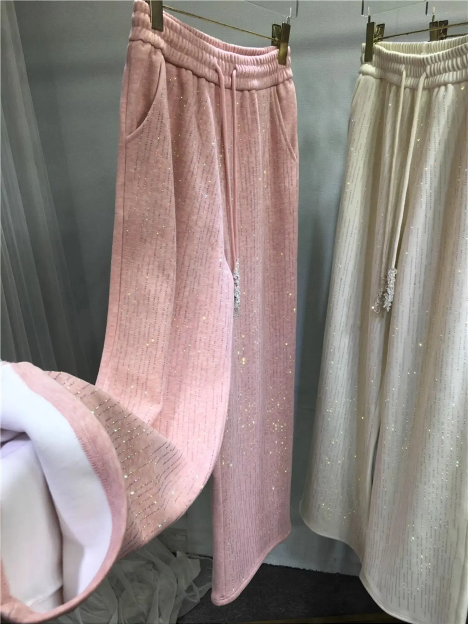 Fleece-Lined Thickened Straight-Leg Pants for Women Rhinestones Versatile Pants with Elastic Waist for Autumn and Winter
Fleece-Lined Thickened Straight-Leg Pants for Women Rhinestones Versatile Pants with Elastic Waist for Autumn and Winter