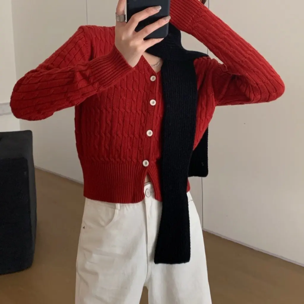 Women's Letter Embroidered V-Neck Cable Knit Cardigan Korean Style Loose Slimming Sweater Jacket Trendy Autumn New 
Women's Letter Embroidered V-Neck Cable Knit Cardigan Korean Style Loose Slimming Sweater Jacket Trendy Autumn New