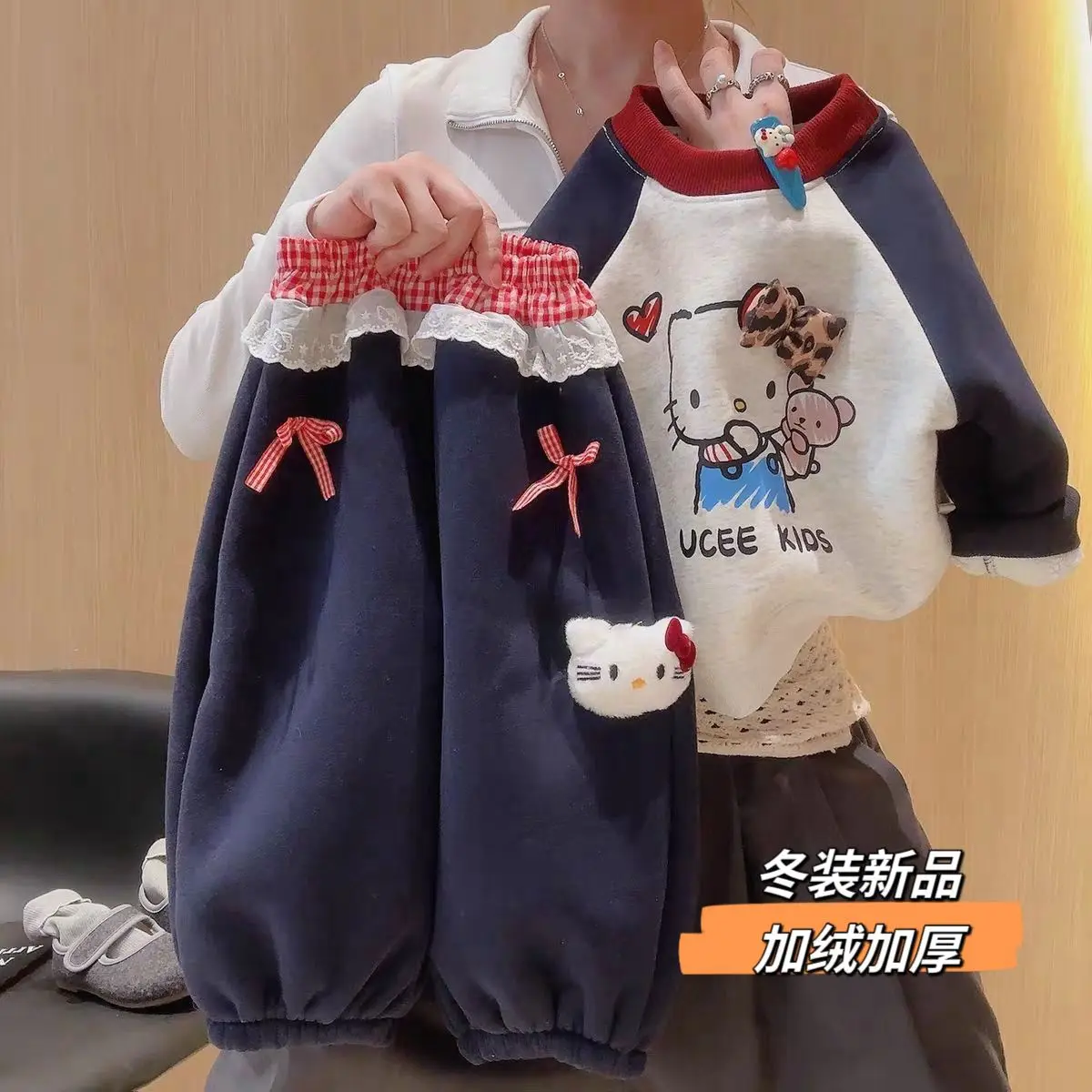 Sanrio Hello Kitty Girl Plus Velvet Hoodie Suit Autumn Winter Cartoon Thicken Sports Long Sleeves Pants Suit Children's Clothing
Sanrio Hello Kitty Girl Plus Velvet Hoodie Suit Autumn Winter Cartoon Thicken Sports Long Sleeves Pants Suit Children's Clothing