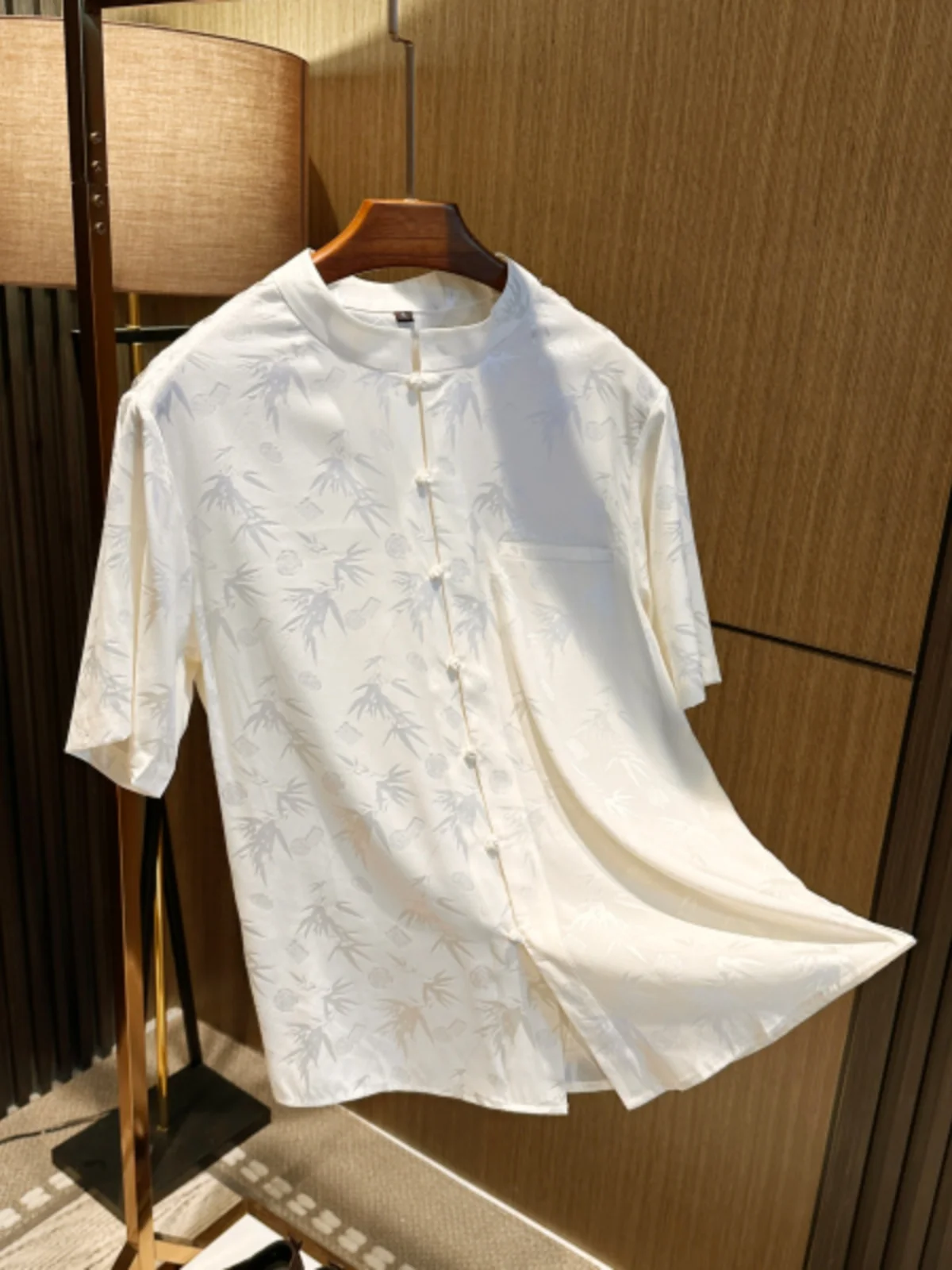 New Chinese Style High End Silk Men's Shirt Stand Collar Button Vintage Silk Short Sleeve Breathable Business Casual...
New Chinese Style High End Silk Men's Shirt Stand Collar Button Vintage Silk Short Sleeve Breathable Business Casual...