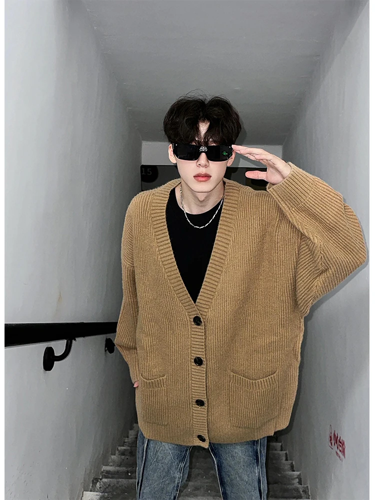 Роскошный бежевый мужской свитер-кардиган с длинным рукавом и V-образным вырезом, осенне-зимний, свободного кроя, удобный, мягкий, из полиэстера и нейлона, вязаный
Роскошный бежевый мужской свитер-кардиган с длинным рукавом и V-образным вырезом, осенне-зимний, свободного кроя, удобный, мягкий, из полиэстера и нейлона, вязаный