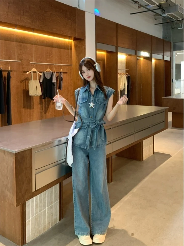 Джинсовый темпераментный модный комплект для женщин, лето 2022, новинка, завязанный топ, широкие брюки с высокой талией, комплект из двух предметов 
Джинсовый темпераментный модный комплект для женщин, лето 2022, новинка, завязанный топ, широкие брюки с высокой талией, комплект из двух предметов