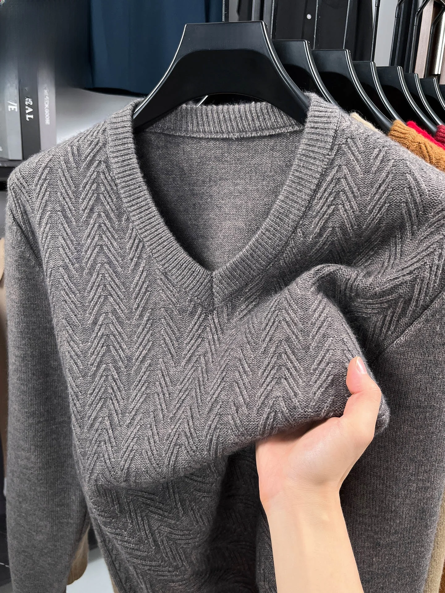 Утепленный шерстяной вязаный свитер с V-образным вырезом для мужчин: повседневный, комфортный, теплый, для отцов среднего возраста, деловой, для отдыха, модный TUCANO
Утепленный шерстяной вязаный свитер с V-образным вырезом для мужчин: повседневный, комфортный, теплый, для отцов среднего возраста, деловой, для отдыха, модный TUCANO