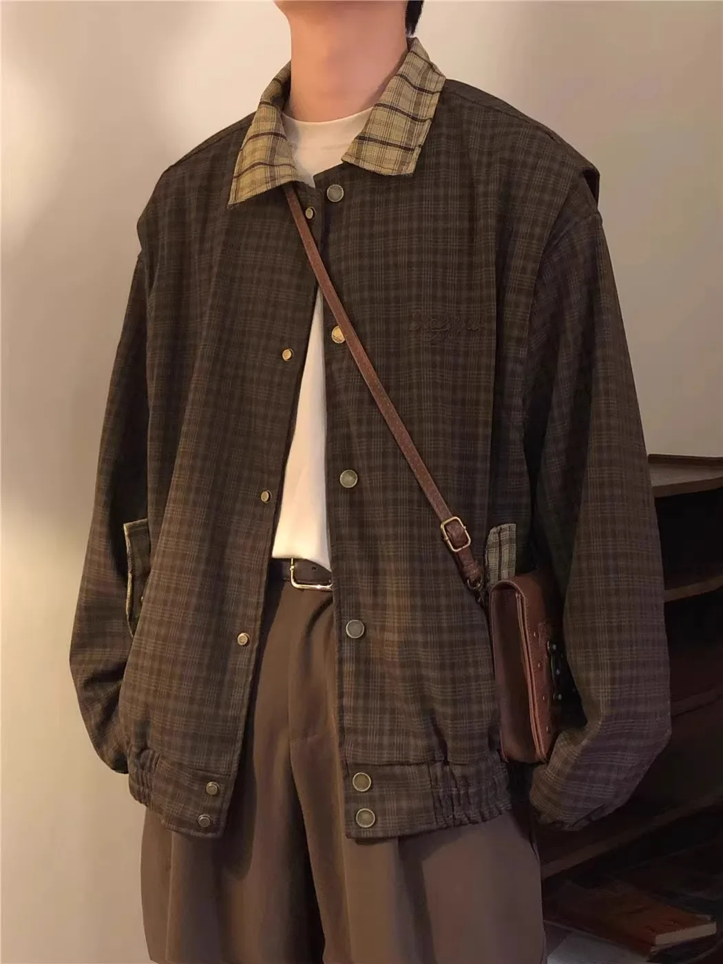 Американский ретро контрастного цвета в клетку, свободный повседневный топ для мужчин и женщин, весенне-осенняя винтажная верхняя одежда с воротником для пар
Американский ретро контрастного цвета в клетку, свободный повседневный топ для мужчин и женщин, весенне-осенняя винтажная верхняя одежда с воротником для пар