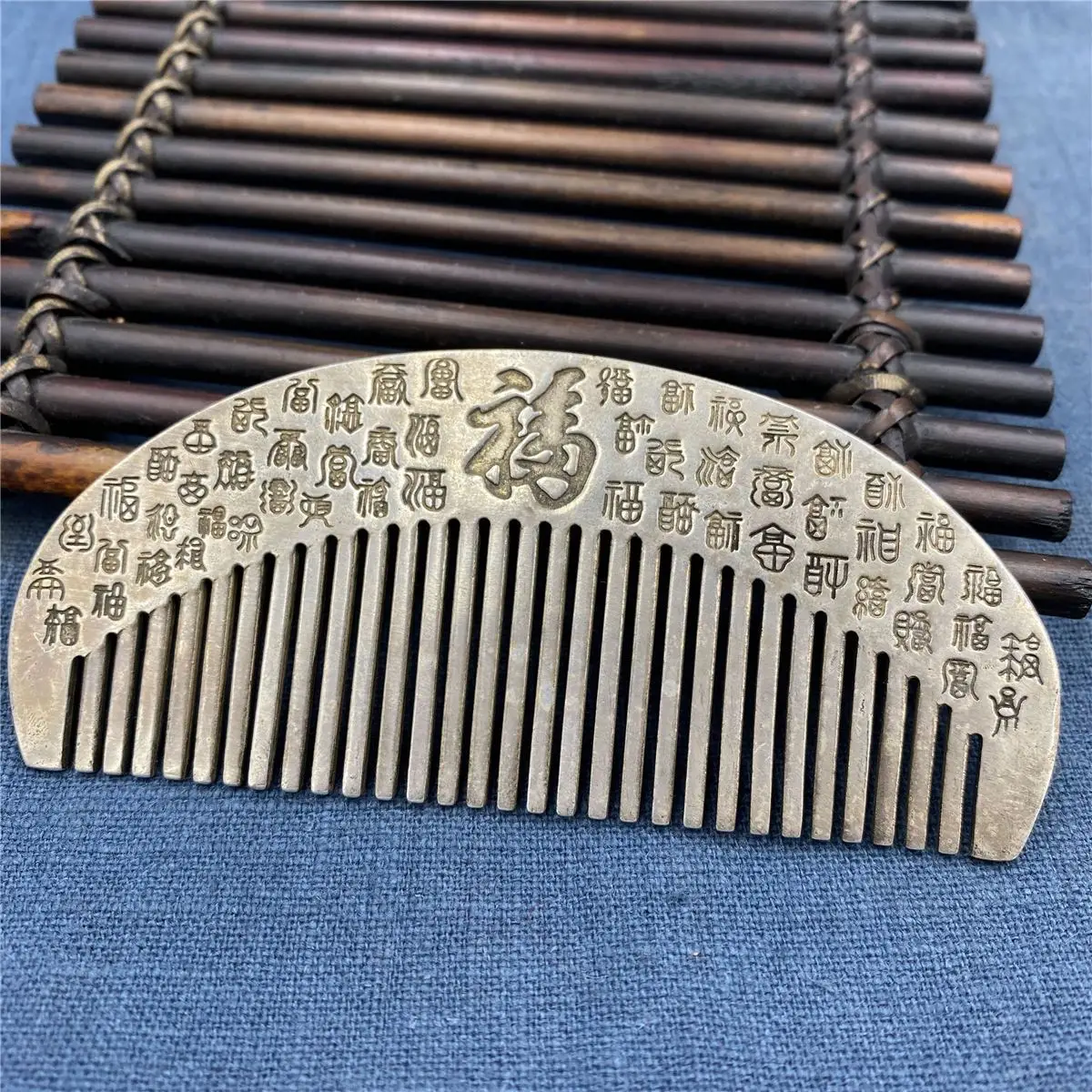 Shi Ao handicrafts, antique and old antique handicrafts, Baifu comb, white copper Miao silver comb, pure copper bronze ware
Shi Ao handicrafts, antique and old antique handicrafts, Baifu comb, white copper Miao silver comb, pure copper bronze ware