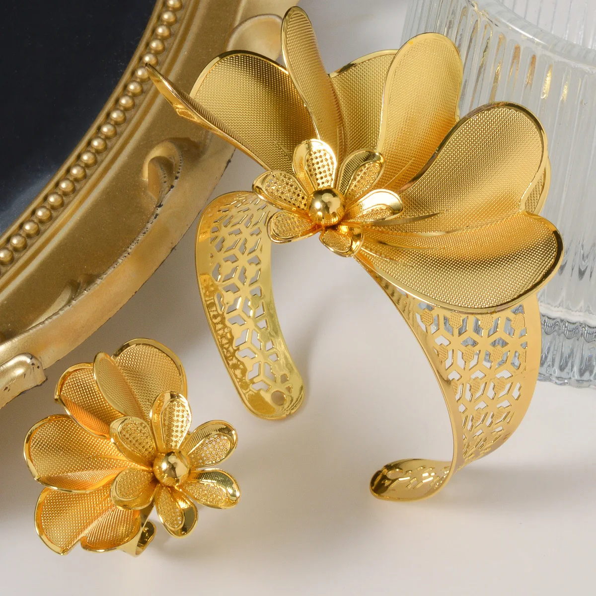 Новый французский модный комплект украшений из Дубая: позолоченные 24-каратным золотом браслет и кольцо, изысканный набор для помолвки или вечеринки для влюбленных
Новый французский модный комплект украшений из Дубая: позолоченные 24-каратным золотом браслет и кольцо, изысканный набор для помолвки или вечеринки для влюбленных