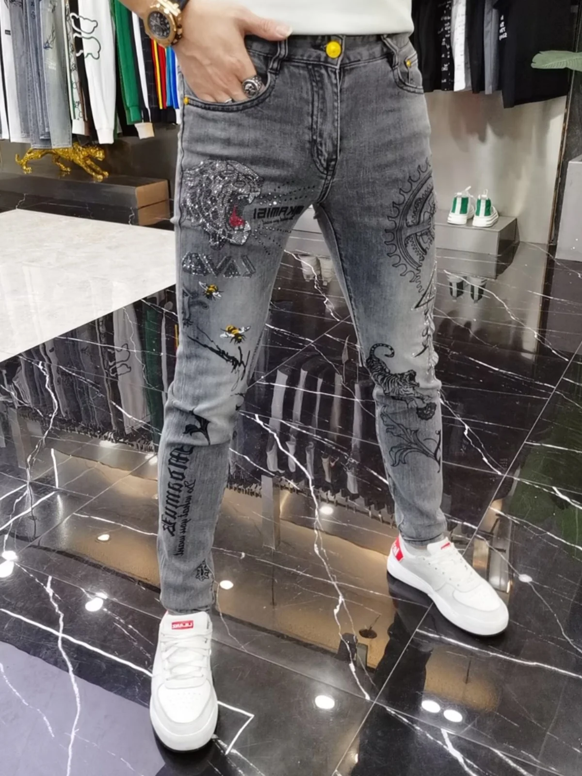 Модные мужские джинсы с начесом, облегающие, с принтом, эластичные, повседневные, длинные брюки, осенне-зимние, брендовые, с низкой посадкой
Модные мужские джинсы с начесом, облегающие, с принтом, эластичные, повседневные, длинные брюки, осенне-зимние, брендовые, с низкой посадкой