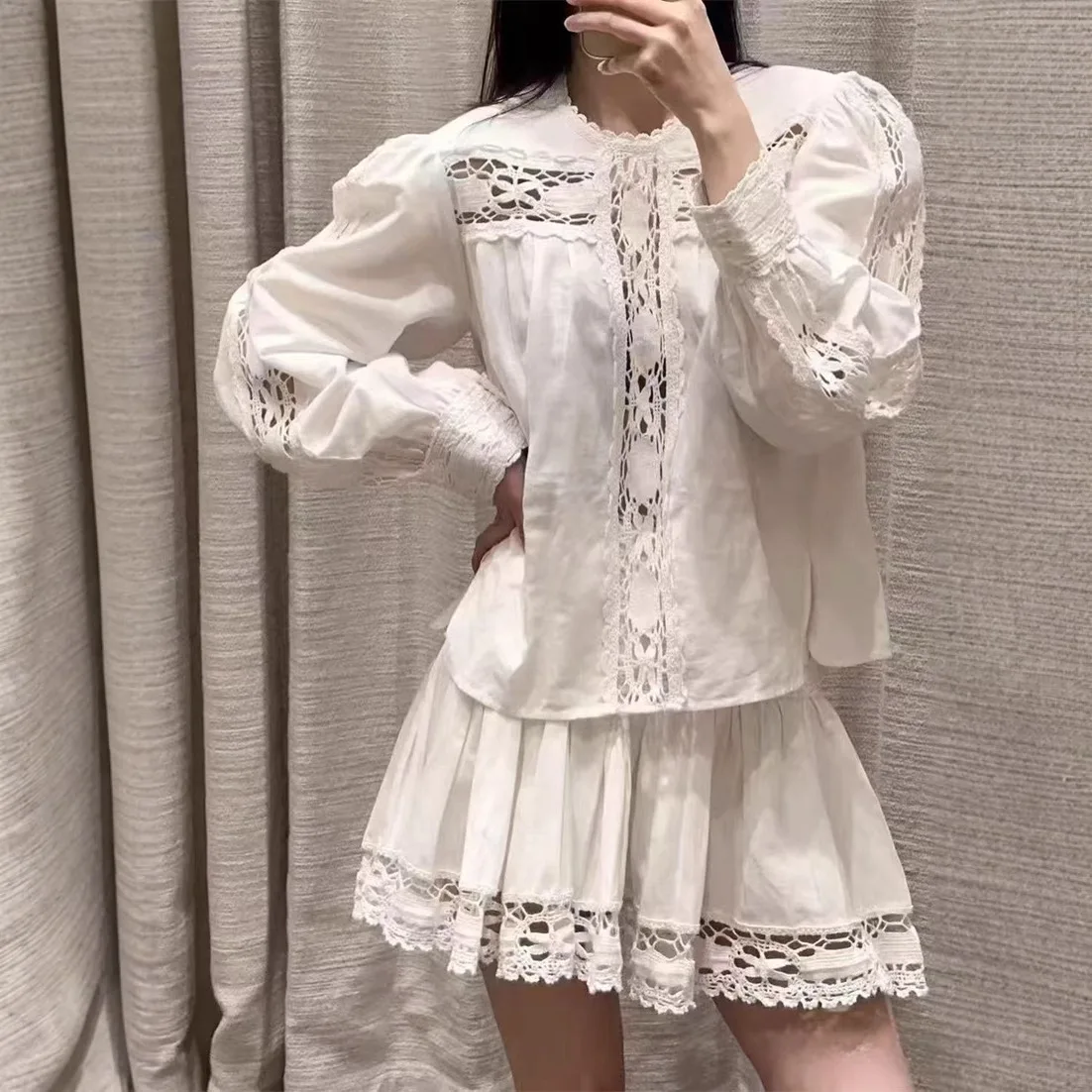 Spring 2025 Early Cotton Linen Long Sleeve Embroidered Hollow out round Neck Blouse Skirt Set Women's Fashion Ensemble
Spring 2025 Early Cotton Linen Long Sleeve Embroidered Hollow out round Neck Blouse Skirt Set Women's Fashion Ensemble
