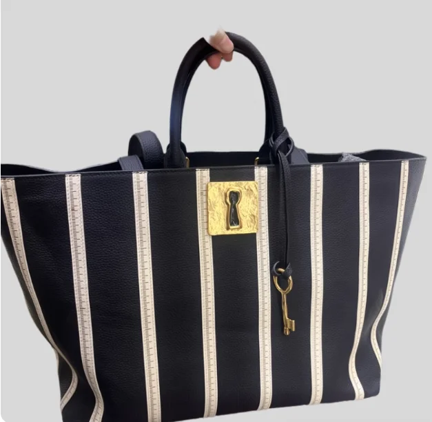 Холщовая большая сумка для покупок в полоску с замком и цепочкой, сумка через плечо, импортная сумка из воловьей кожи
Холщовая большая сумка для покупок в полоску с замком и цепочкой, сумка через плечо, импортная сумка из воловьей кожи