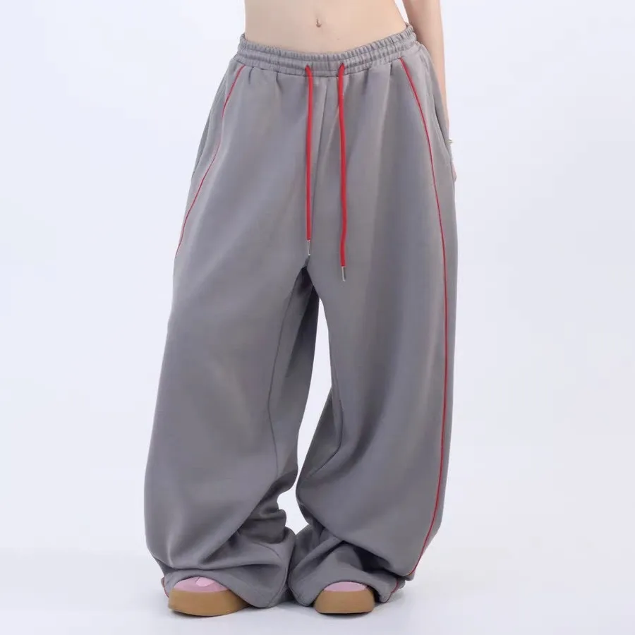 Американские повседневные спортивные штаны на шнурке, широкие брюки, осенний принт, простые и модные, утягивающие и универсальные спортивные брюки.
Американские повседневные спортивные штаны на шнурке, широкие брюки, осенний принт, простые и модные, утягивающие и универсальные спортивные брюки.