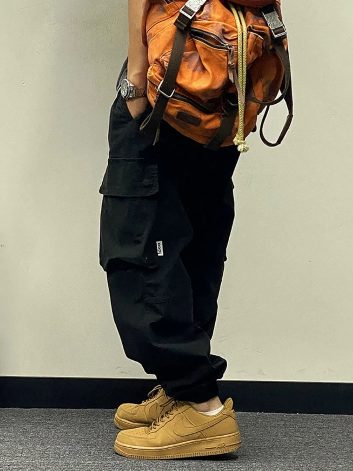 Американские рабочие брюки с несколькими карманами, мужские весенне-осенние свободные повседневные длинные брюки с манжетами, модные молодежные брюки Haome для отдыха 
Американские рабочие брюки с несколькими карманами, мужские весенне-осенние свободные повседневные длинные брюки с манжетами, модные молодежные брюки Haome для отдыха