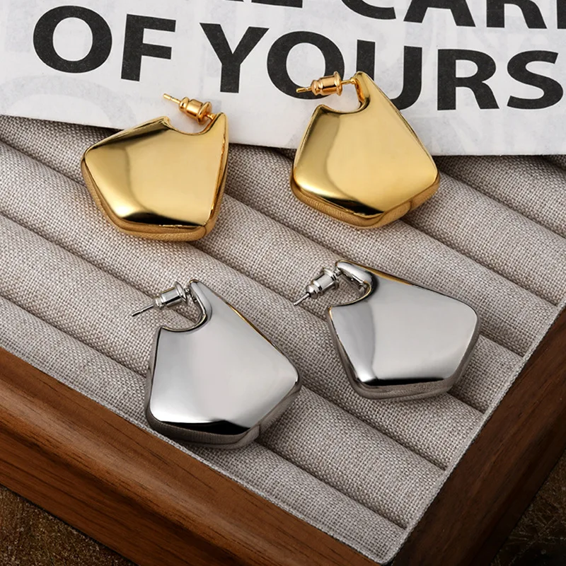 New style personalized, elegant and sophisticated hollow earrings - smooth surface, irregular shape, stylish ear ornaments
New style personalized, elegant and sophisticated hollow earrings - smooth surface, irregular shape, stylish ear ornaments