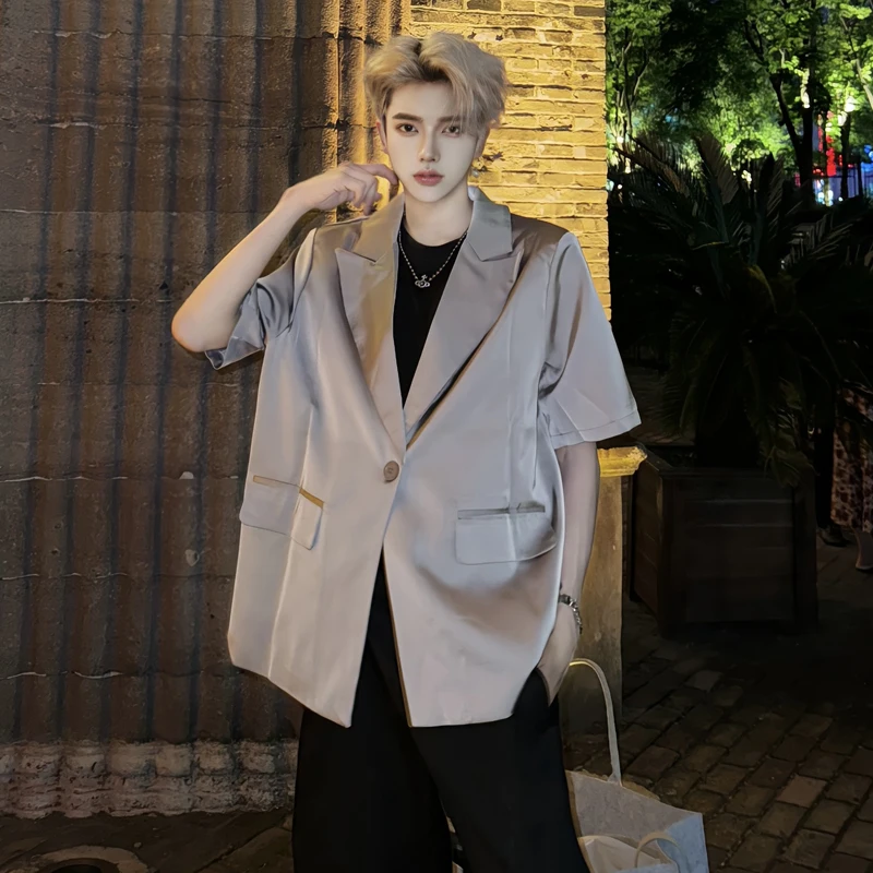 Новинка лета: Мужской тонкий трендовый пиджак WVGA с отложным воротником и карманами, короткий рукав, нишевый шик, повседневный элегантный костюмный пиджак Ins W19620
Новинка лета: Мужской тонкий трендовый пиджак WVGA с отложным воротником и карманами, короткий рукав, нишевый шик, повседневный элегантный костюмный пиджак Ins W19620