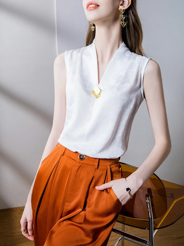 Jacquard Satin V-Neck Vest Women's Loose 2025 Spring New Item Button Decoration Fashionable Casual Sleeveless Top
Jacquard Satin V-Neck Vest Women's Loose 2025 Spring New Item Button Decoration Fashionable Casual Sleeveless Top