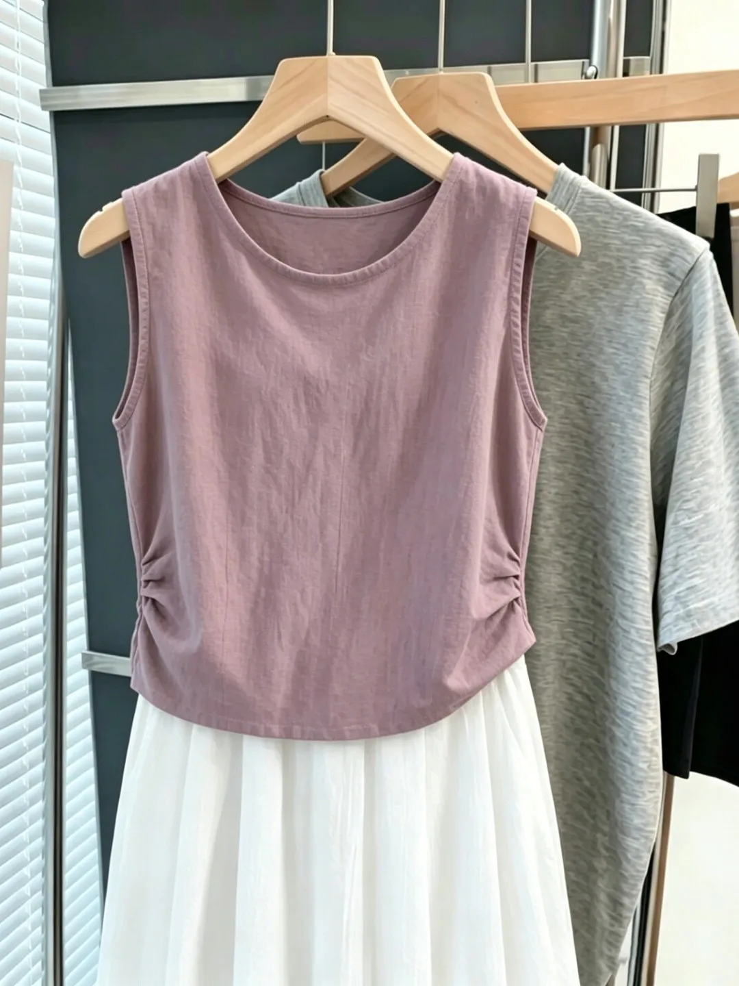 Loose Fit Sleeveless Hoodie Vest Women's Summer Korean Style Casual round Neck Top Age-defying Design Large Size Fashion
Loose Fit Sleeveless Hoodie Vest Women's Summer Korean Style Casual round Neck Top Age-defying Design Large Size Fashion