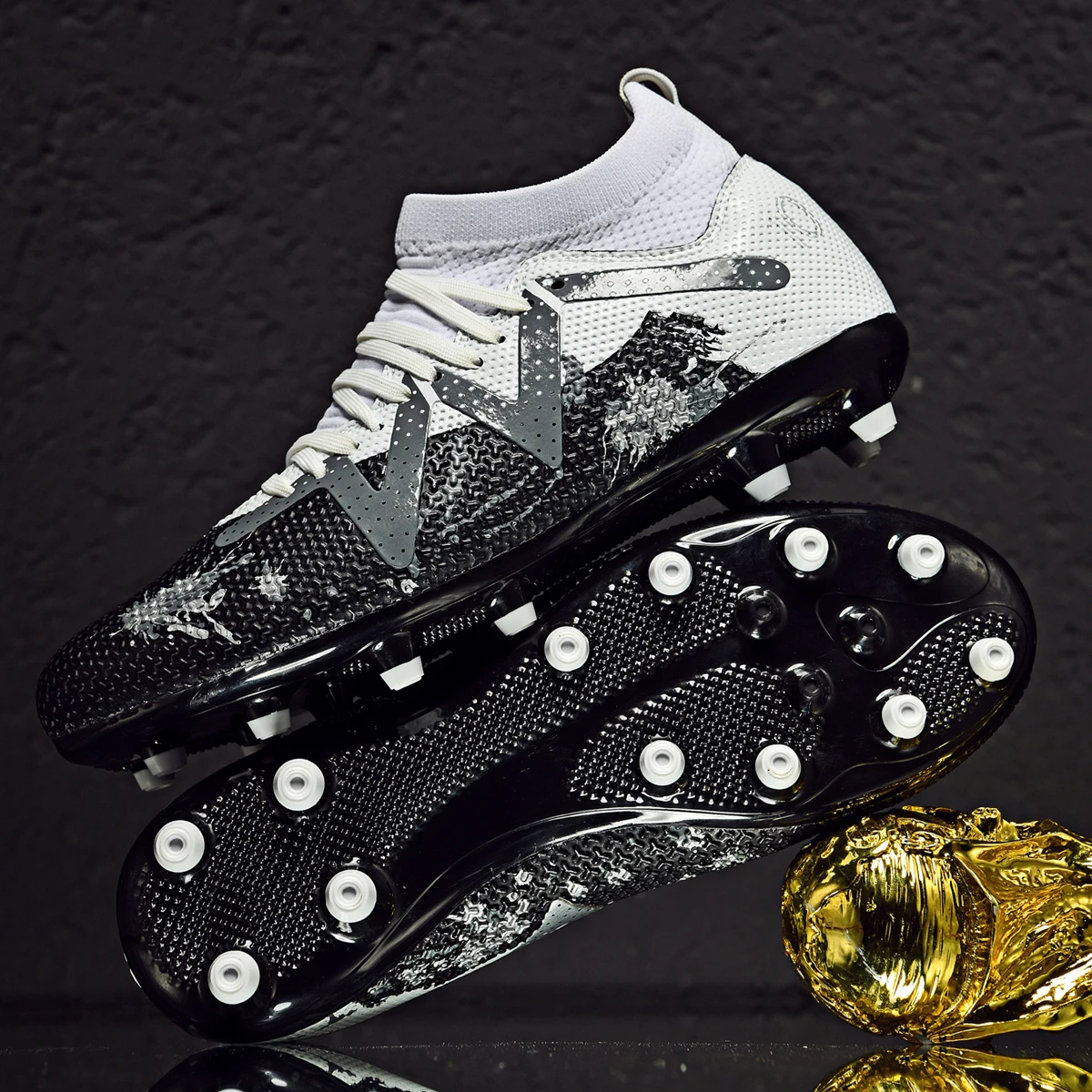 Breathable soccer shoes with FG/AG studs provide strong grip and effective ankle protection (available in multiple colors)
Breathable soccer shoes with FG/AG studs provide strong grip and effective ankle protection (available in multiple colors)