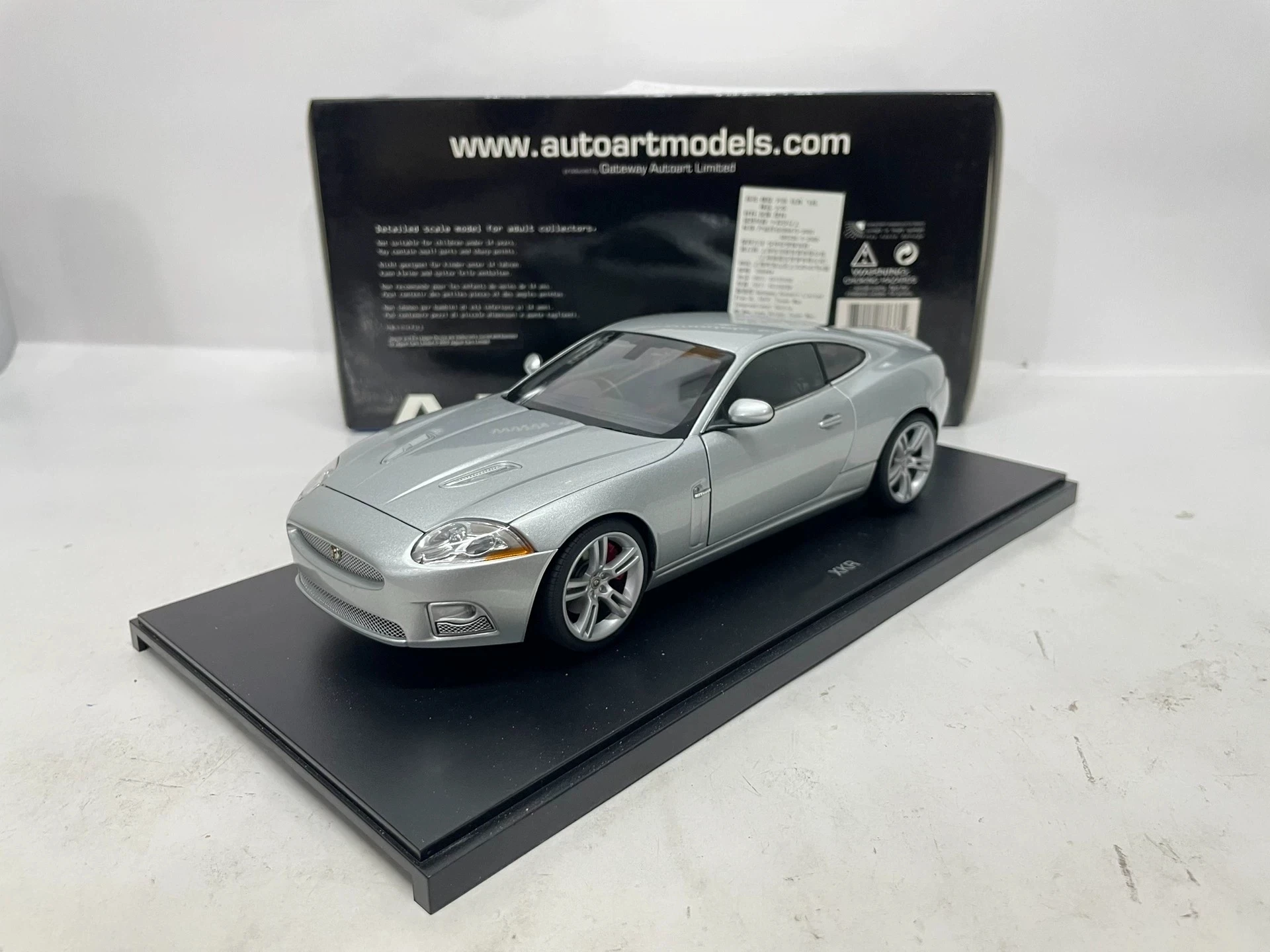 Металлическая статическая модель автомобиля Autoart 1:18 XKR Silver, лимитированная серия, имитация, подарок
Металлическая статическая модель автомобиля Autoart 1:18 XKR Silver, лимитированная серия, имитация, подарок