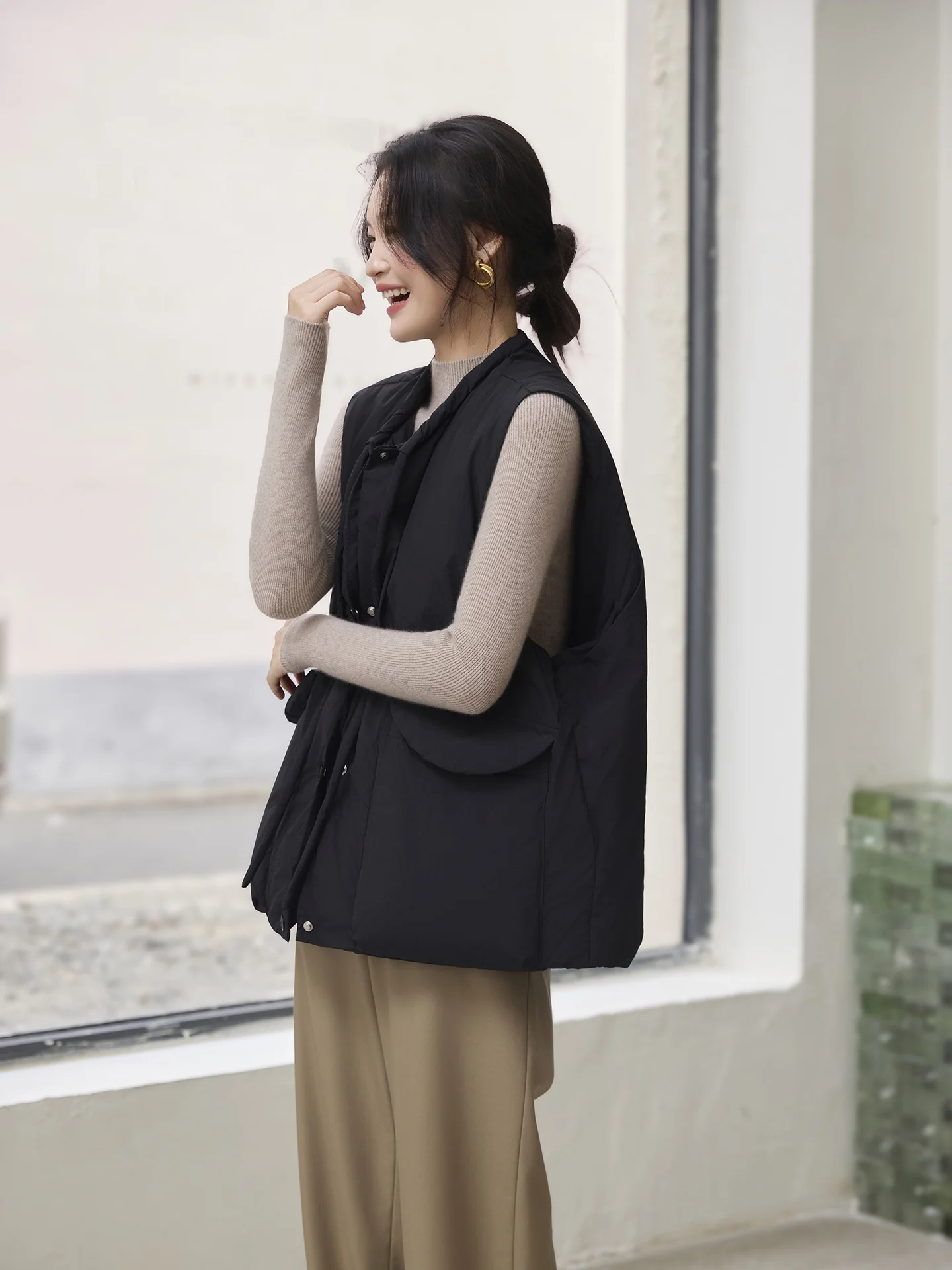 Женский пуховый жилет из 90% белого пуха, модный универсальный верхний предмет одежды, круглый вырез, на одной пуговице
Женский пуховый жилет из 90% белого пуха, модный универсальный верхний предмет одежды, круглый вырез, на одной пуговице