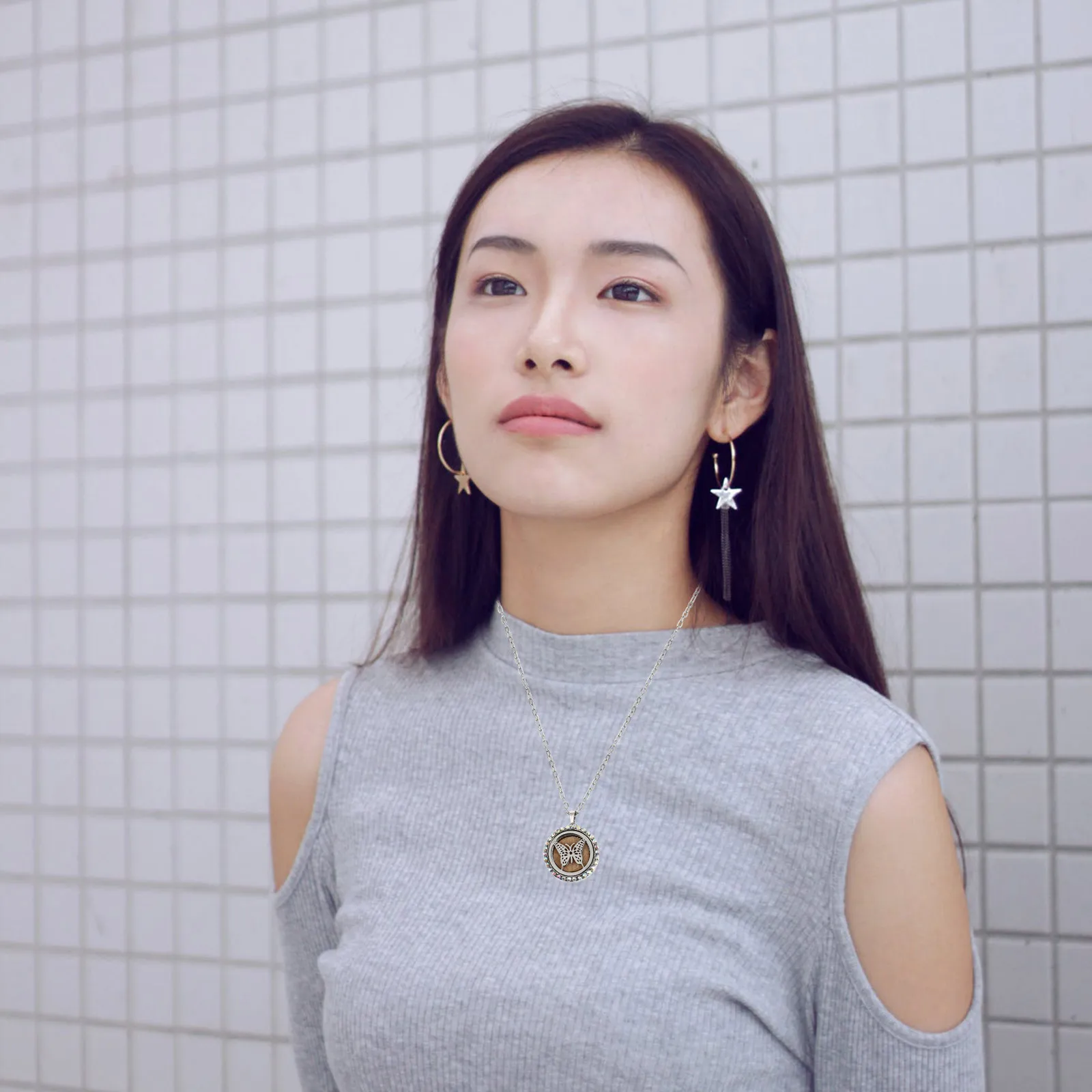 1Pcs Essential Oil Diffuser Necklace Aromatherapy Locket Pendant Choker Necklace for Women Perfume Diffuser Fashion Jewelry
1Pcs Essential Oil Diffuser Necklace Aromatherapy Locket Pendant Choker Necklace for Women Perfume Diffuser Fashion Jewelry