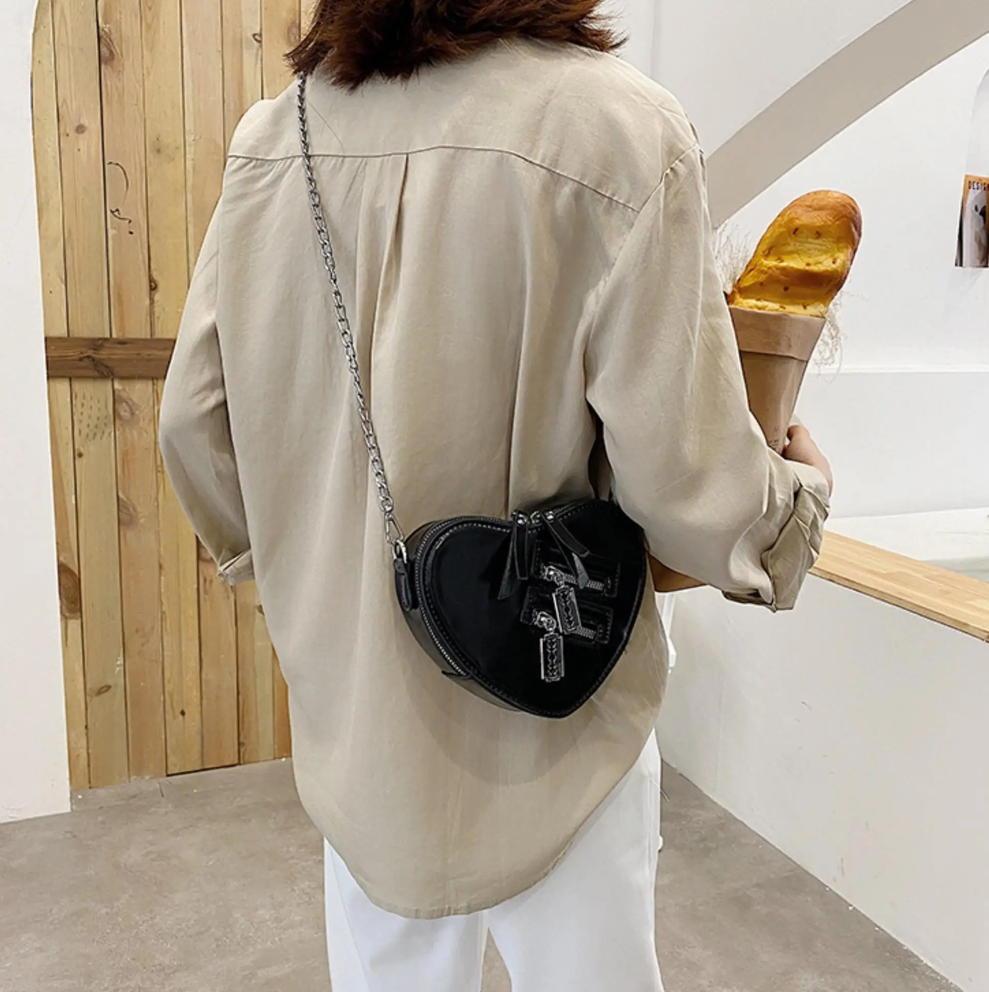 Hot selling love bag chain fashionable small shoulder bag with stylish personality and creativity, single shoulder bag
Hot selling love bag chain fashionable small shoulder bag with stylish personality and creativity, single shoulder bag