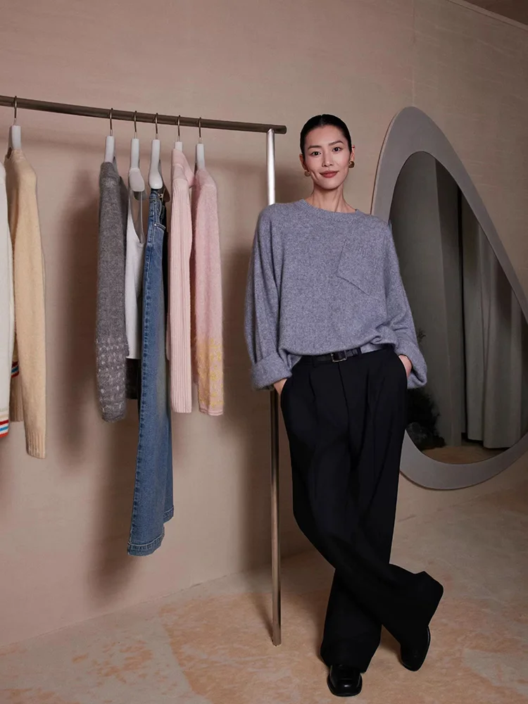 Cashmere sweater women round neck thick grey sweater in autumn and winter loose lazy wind cashmere sweater.
Cashmere sweater women round neck thick grey sweater in autumn and winter loose lazy wind cashmere sweater.