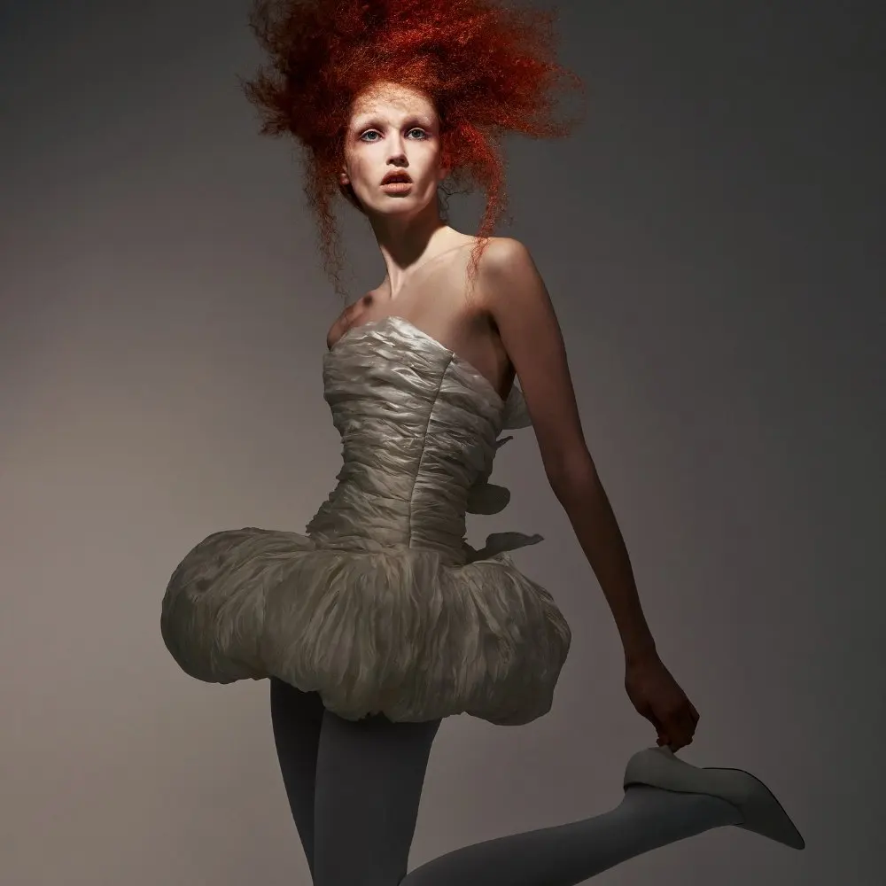 Avant‑Garde Ruched Mini Dress with Feather‑Layered Tutu Skirt – Off‑White Haute Couture Costume for Editorial & Party 2026 New
Avant‑Garde Ruched Mini Dress with Feather‑Layered Tutu Skirt – Off‑White Haute Couture Costume for Editorial & Party 2026 New