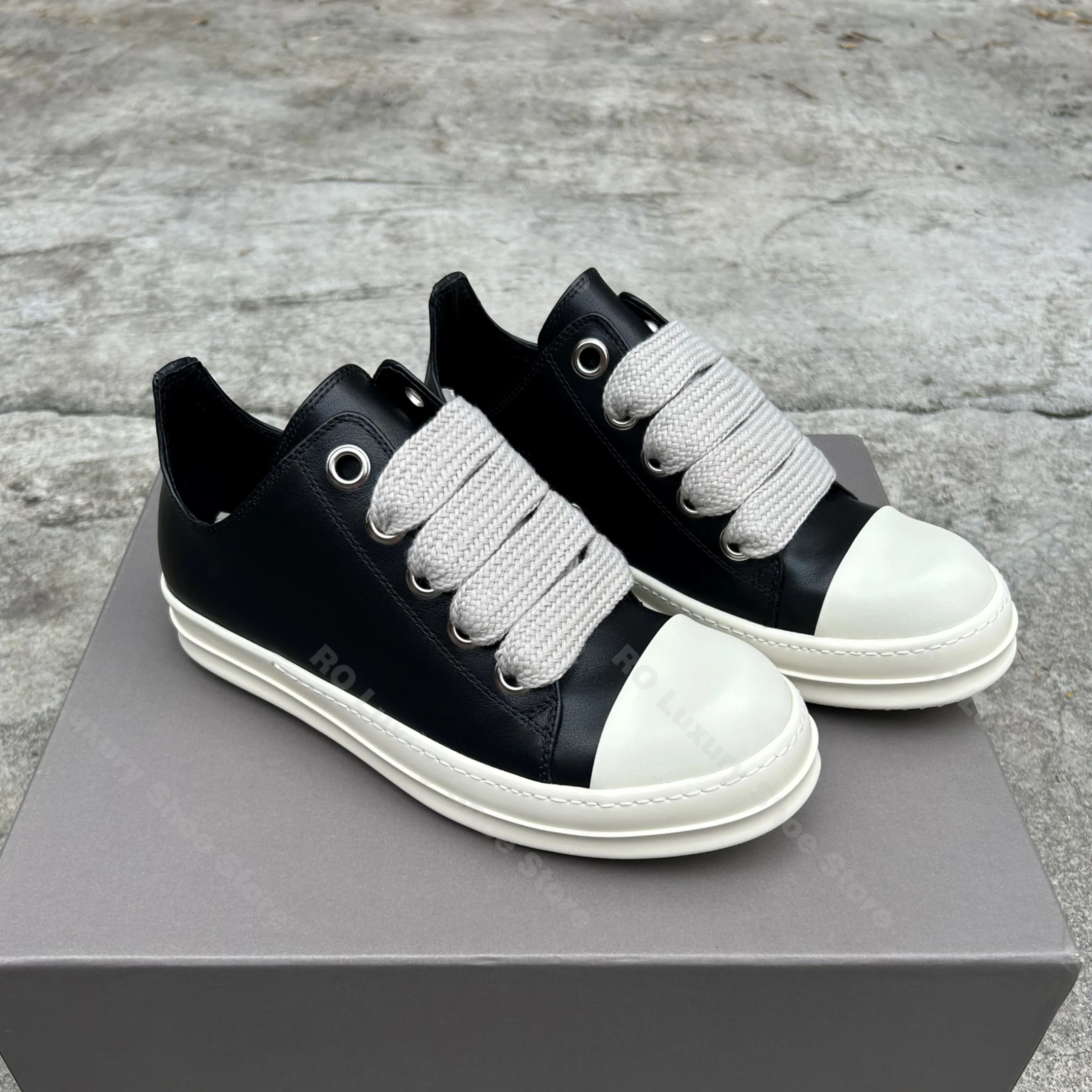 Brand Casual Low Top Black Designer Men Shoe Leather Jumbo Lace-up Thick-sole Luxury New Fashion Street Platform Women Sneaker
Brand Casual Low Top Black Designer Men Shoe Leather Jumbo Lace-up Thick-sole Luxury New Fashion Street Platform Women Sneaker