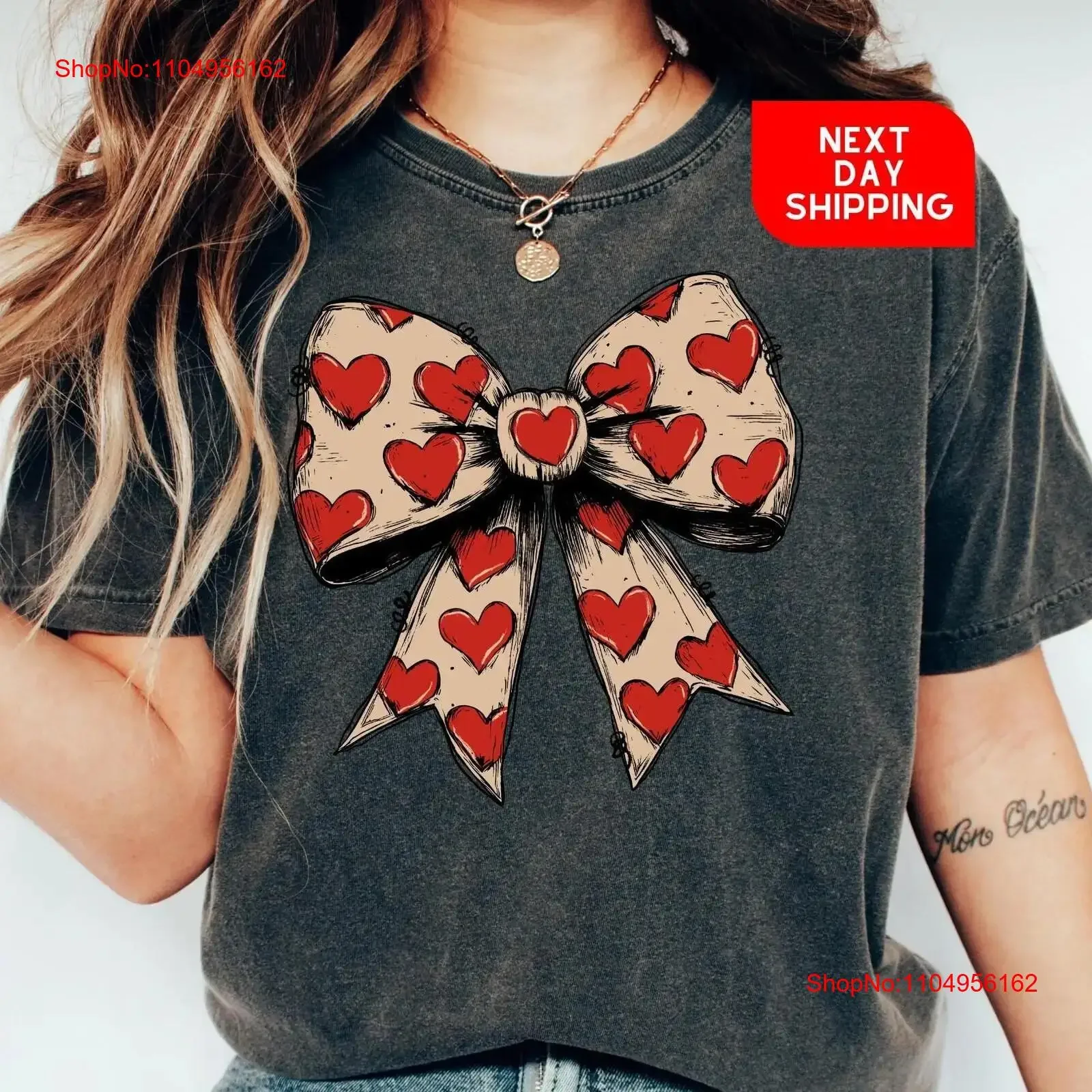 Комфортная кокетка на День святого Валентина, футболка с сердечком и бантом в стиле ретро, винтажная стильная повседневная универсальная футболка на день Святого Валентина
Комфортная кокетка на День святого Валентина, футболка с сердечком и бантом в стиле ретро, винтажная стильная повседневная универсальная футболка на день Святого Валентина