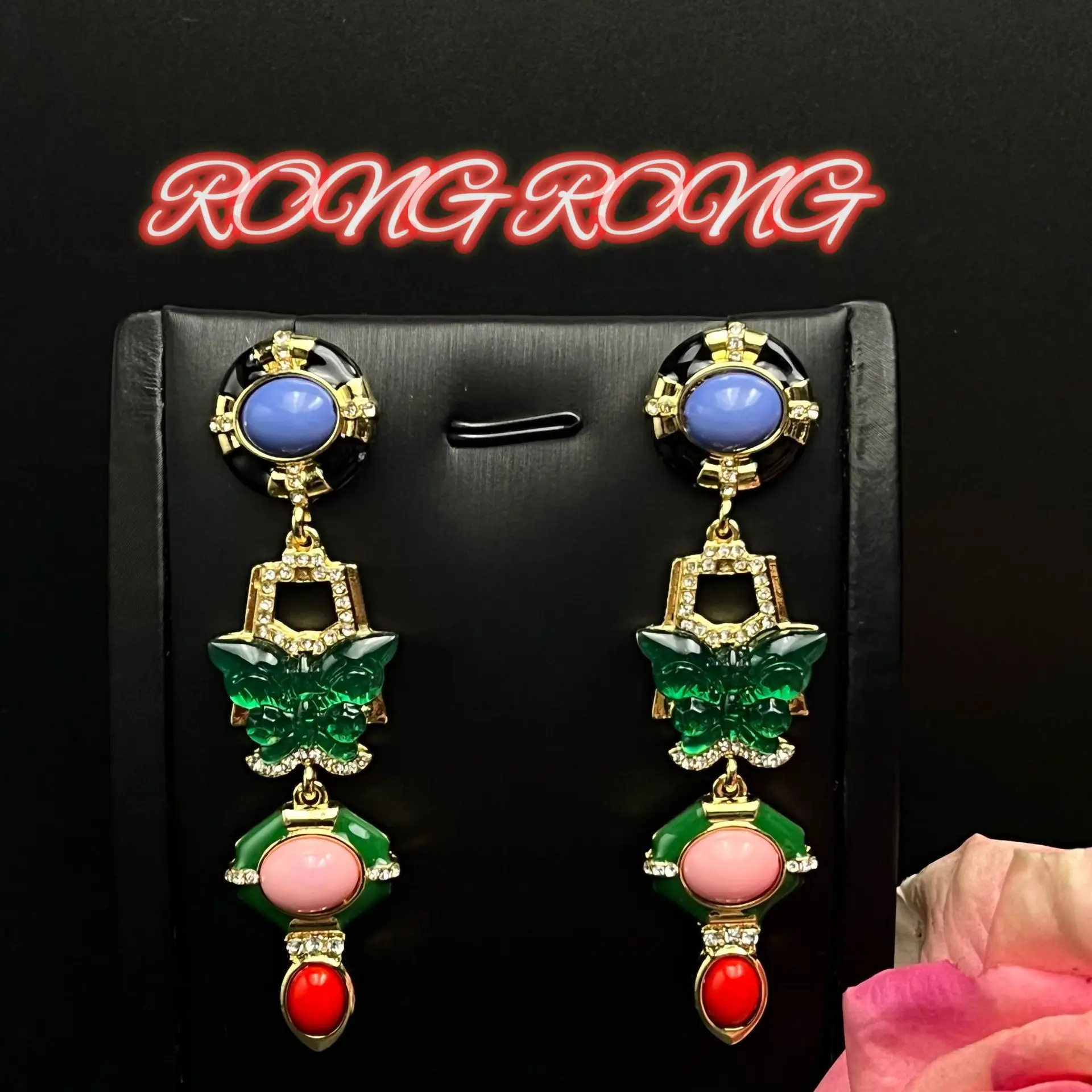 Western Retro Court Feeling Emerald Glazed Butterfly Long Earrings European Medieval Earrings Female High-end Orphan
Western Retro Court Feeling Emerald Glazed Butterfly Long Earrings European Medieval Earrings Female High-end Orphan