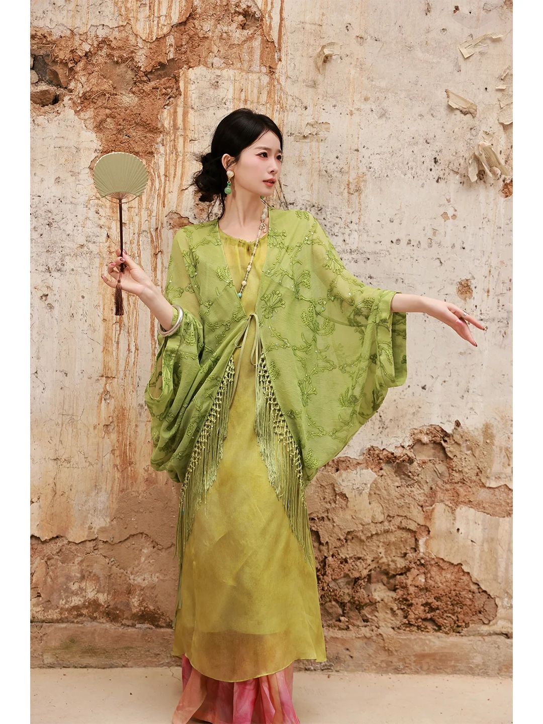 New Chinese Style Sun Protection Top with Fringe Rope Embroidery Bat Sleeve Lightweight Outerwear for Women Polyester Fabric
New Chinese Style Sun Protection Top with Fringe Rope Embroidery Bat Sleeve Lightweight Outerwear for Women Polyester Fabric