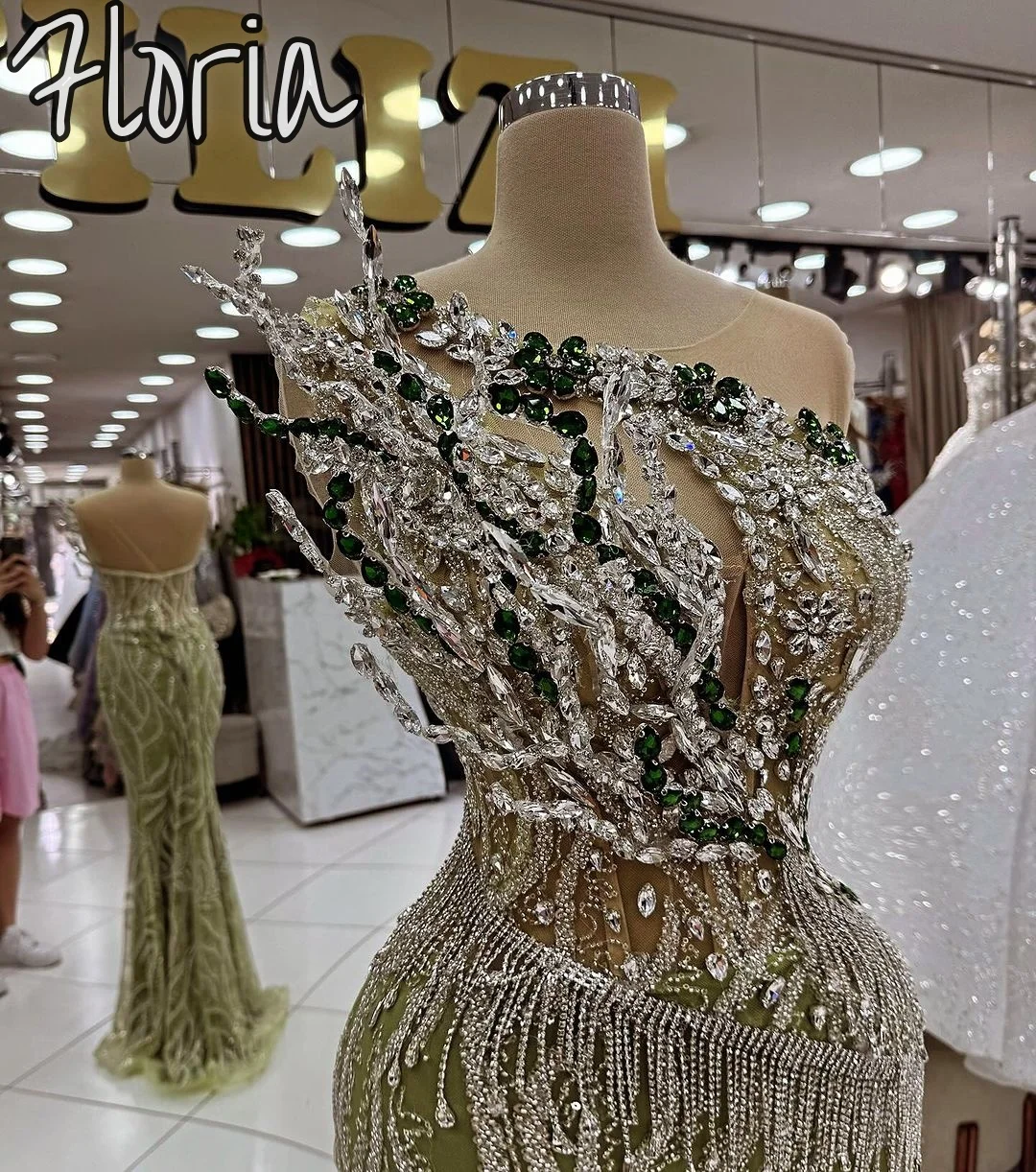Dubai Arabic Long Sleeveless 3D Crystals Mermaid Evening Dresses Avocado Green Tassel Cut Out Prom Dress Party Gown Customized
Dubai Arabic Long Sleeveless 3D Crystals Mermaid Evening Dresses Avocado Green Tassel Cut Out Prom Dress Party Gown Customized