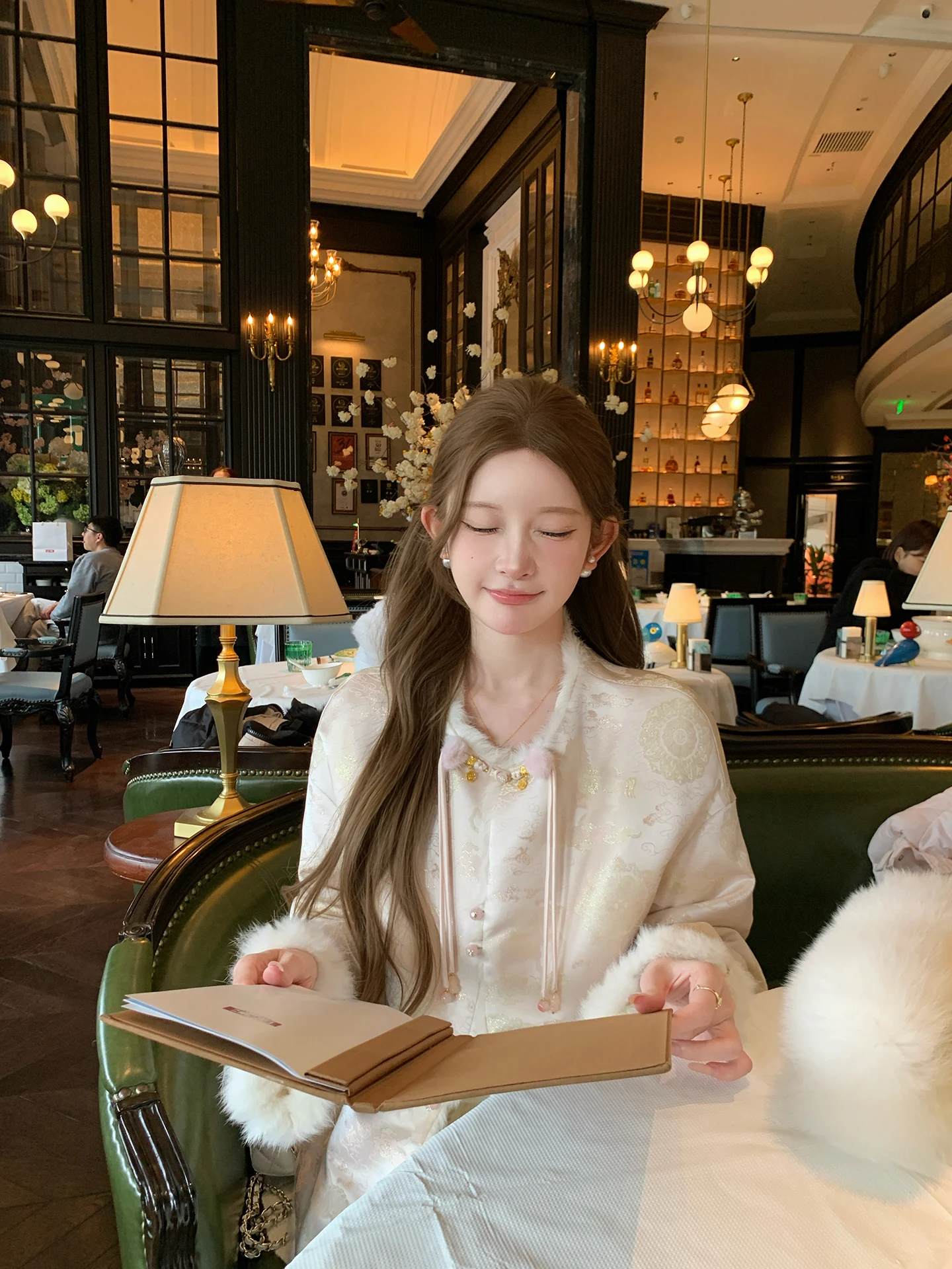 Новая китайская женская зимняя куртка из золотистого меха кролика с вышивкой, традиционный национальный стиль, модный тренд
Новая китайская женская зимняя куртка из золотистого меха кролика с вышивкой, традиционный национальный стиль, модный тренд