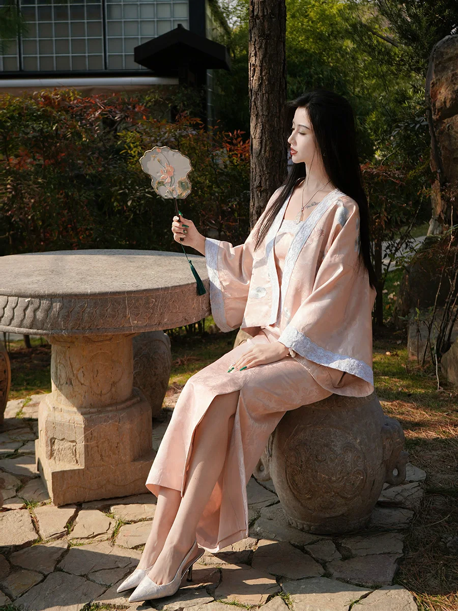 Элитный китайский комплект: пальто и платье из шелкового кружева с вышивкой «Розовое облако Сакуры», длинный рукав, V-образный вырез, цветочный узор
Элитный китайский комплект: пальто и платье из шелкового кружева с вышивкой «Розовое облако Сакуры», длинный рукав, V-образный вырез, цветочный узор