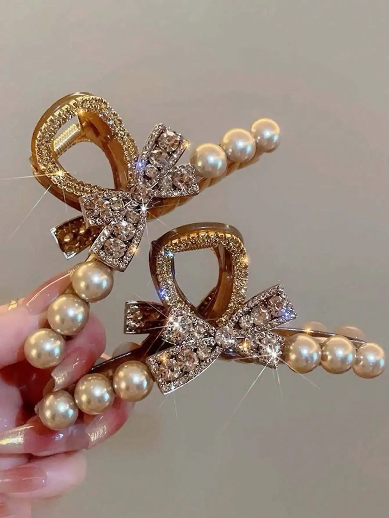 1pc Champagne Gold Full Crystal Rhinestone Claw Hair Clip With Faux Pearl Decor, Non-Slip Hair Accessory
1pc Champagne Gold Full Crystal Rhinestone Claw Hair Clip With Faux Pearl Decor, Non-Slip Hair Accessory