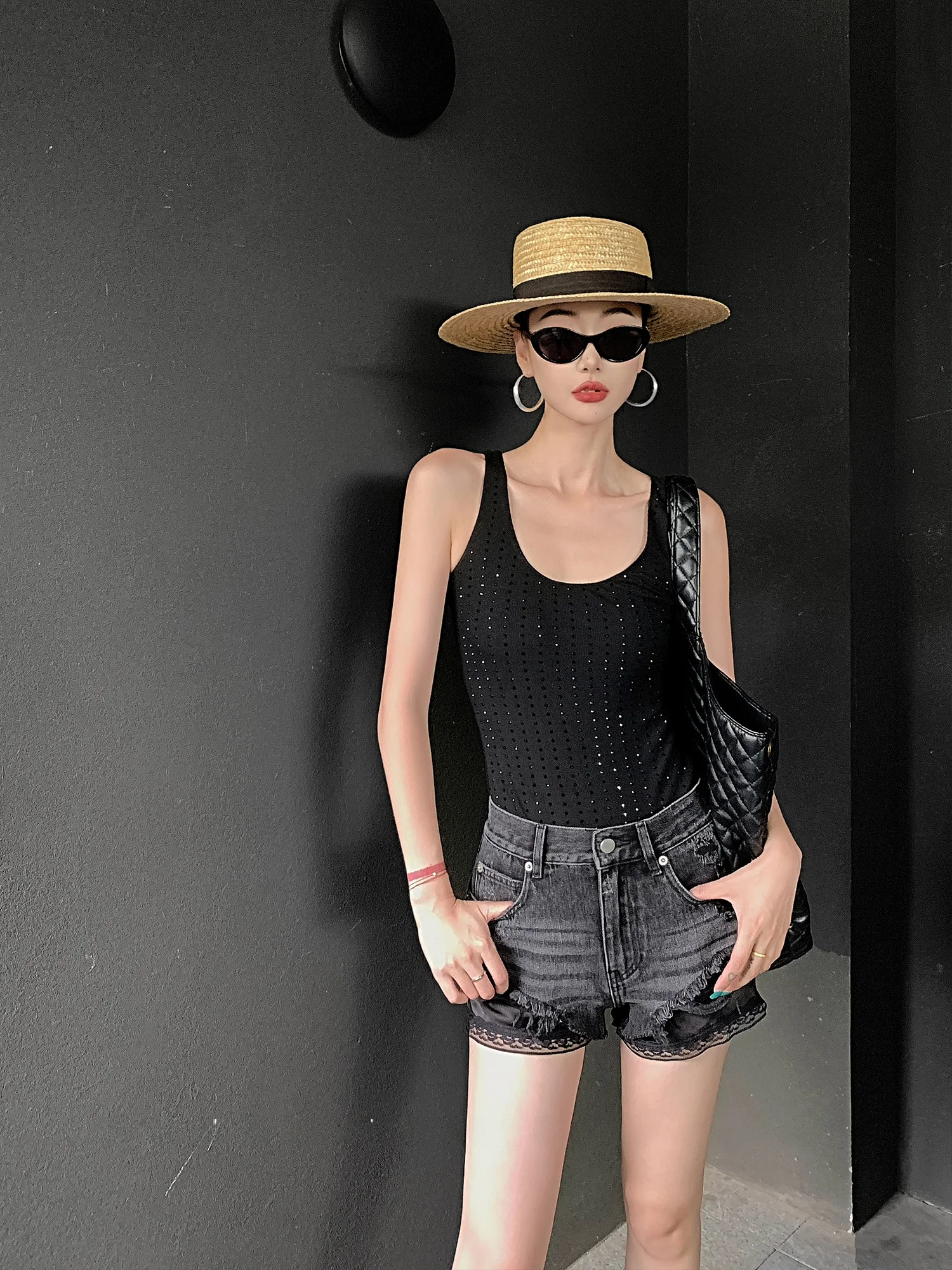 Новая женская облегающая майка Dongni3 весна-лето с U-образным вырезом, стразами, повседневная, универсальная, базовая модель
Новая женская облегающая майка Dongni3 весна-лето с U-образным вырезом, стразами, повседневная, универсальная, базовая модель