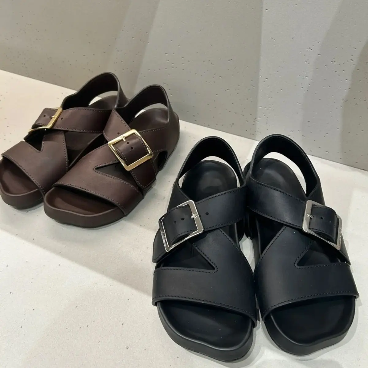 Vintage cross-strap sandals women's 2026 summer new belt buckle platform casual Roman cool slippers
Vintage cross-strap sandals women's 2026 summer new belt buckle platform casual Roman cool slippers