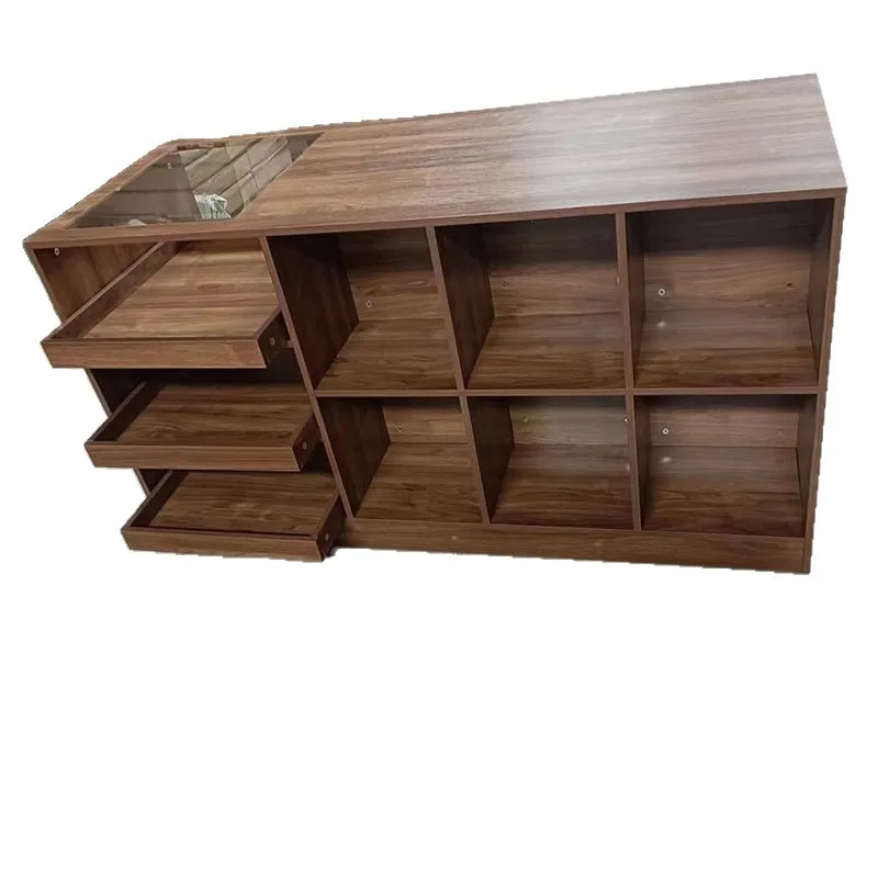 With glass window, the island is a garment store in walnut color, a 1.5-meter-long display table
With glass window, the island is a garment store in walnut color, a 1.5-meter-long display table