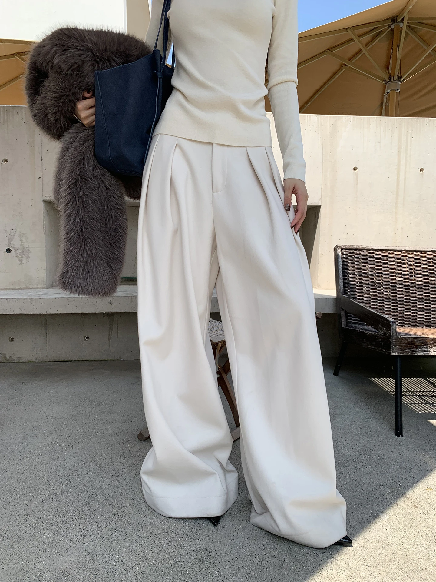 Белые широкие брюки для женщин, повседневные, свободного кроя, с высокой талией, прямого силуэта, зимние, новинка, удобные, модные брюки
Белые широкие брюки для женщин, повседневные, свободного кроя, с высокой талией, прямого силуэта, зимние, новинка, удобные, модные брюки