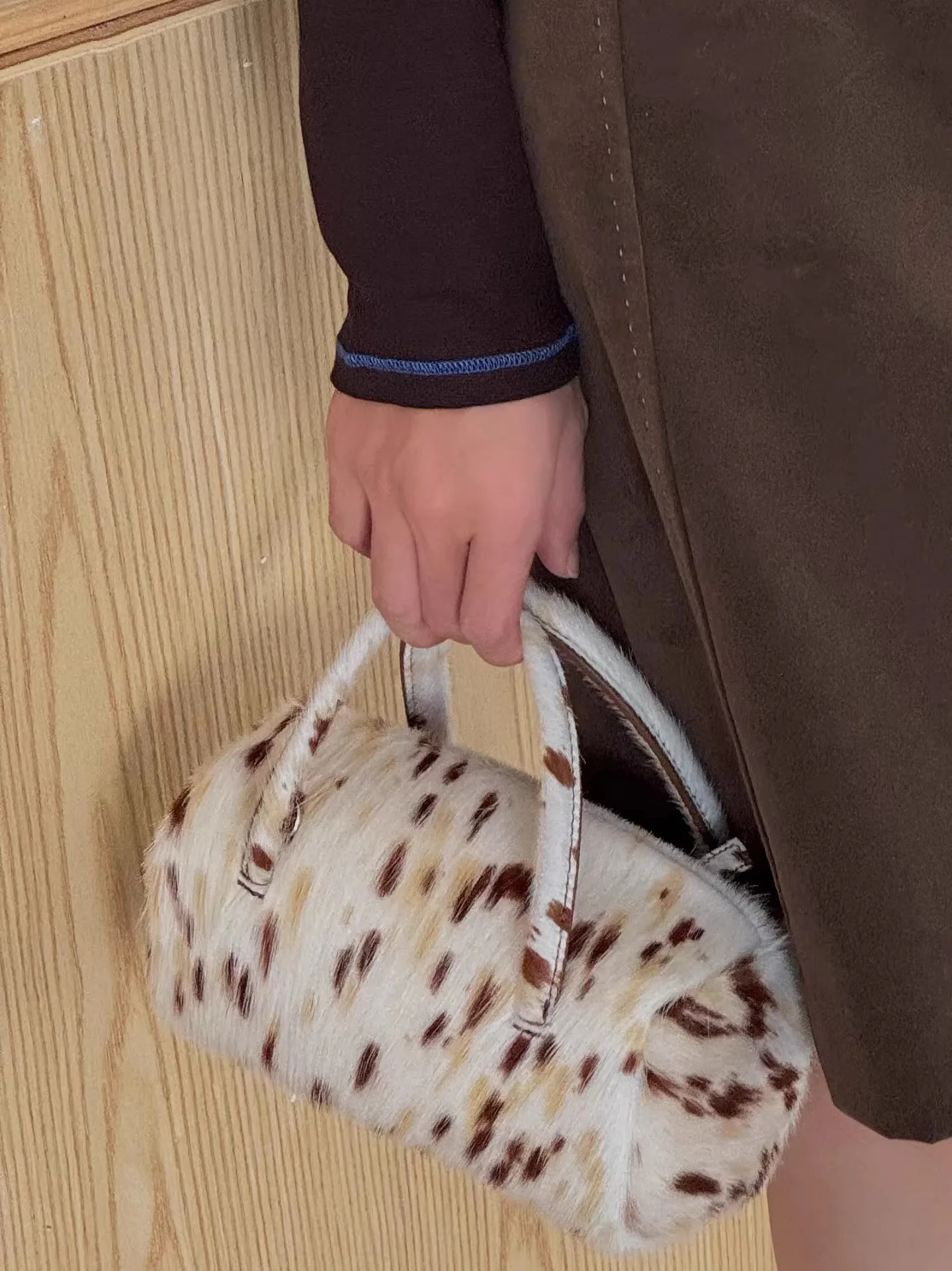 FIRMRANCH Fashion Trendy Leopard Print Pencil Case Design Genuine Leather Texture Fluffy Horse Hair Female Handbag Crossbody Bag
FIRMRANCH Fashion Trendy Leopard Print Pencil Case Design Genuine Leather Texture Fluffy Horse Hair Female Handbag Crossbody Bag