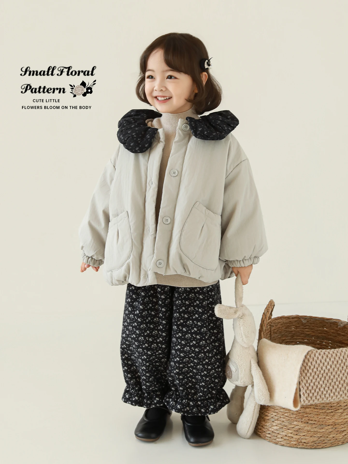 Зимнее пальто для девочек 2025 с цветочными лацканами в корейском стиле, утолщенная термоплюшевая праздничная подарочная верхняя одежда для детей 1–7 лет
Зимнее пальто для девочек 2025 с цветочными лацканами в корейском стиле, утолщенная термоплюшевая праздничная подарочная верхняя одежда для детей 1–7 лет