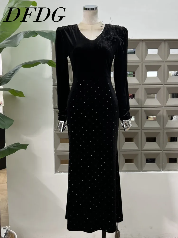 DFDG Vintage 2025 женское бархатное платье элегантное платье русалки с v-образным вырезом и длинным рукавом облегающее макси с завязкой на талии торжественное вечернее платье
DFDG Vintage 2025 женское бархатное платье элегантное платье русалки с v-образным вырезом и длинным рукавом облегающее макси с завязкой на талии торжественное вечернее платье