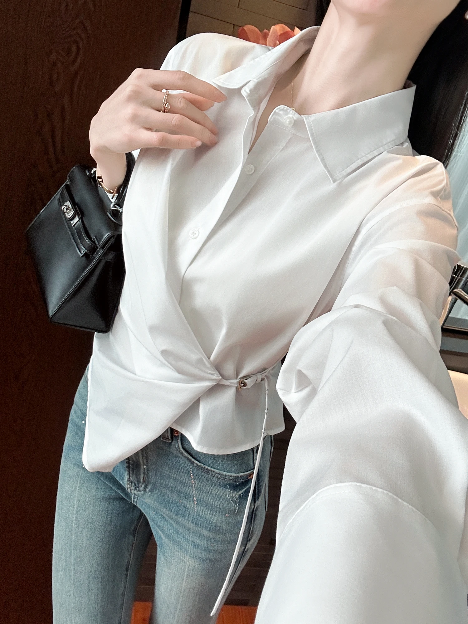 Элегантная офисная женская блузка с поясом для утяжки талии, белая, для деловых встреч
Элегантная офисная женская блузка с поясом для утяжки талии, белая, для деловых встреч