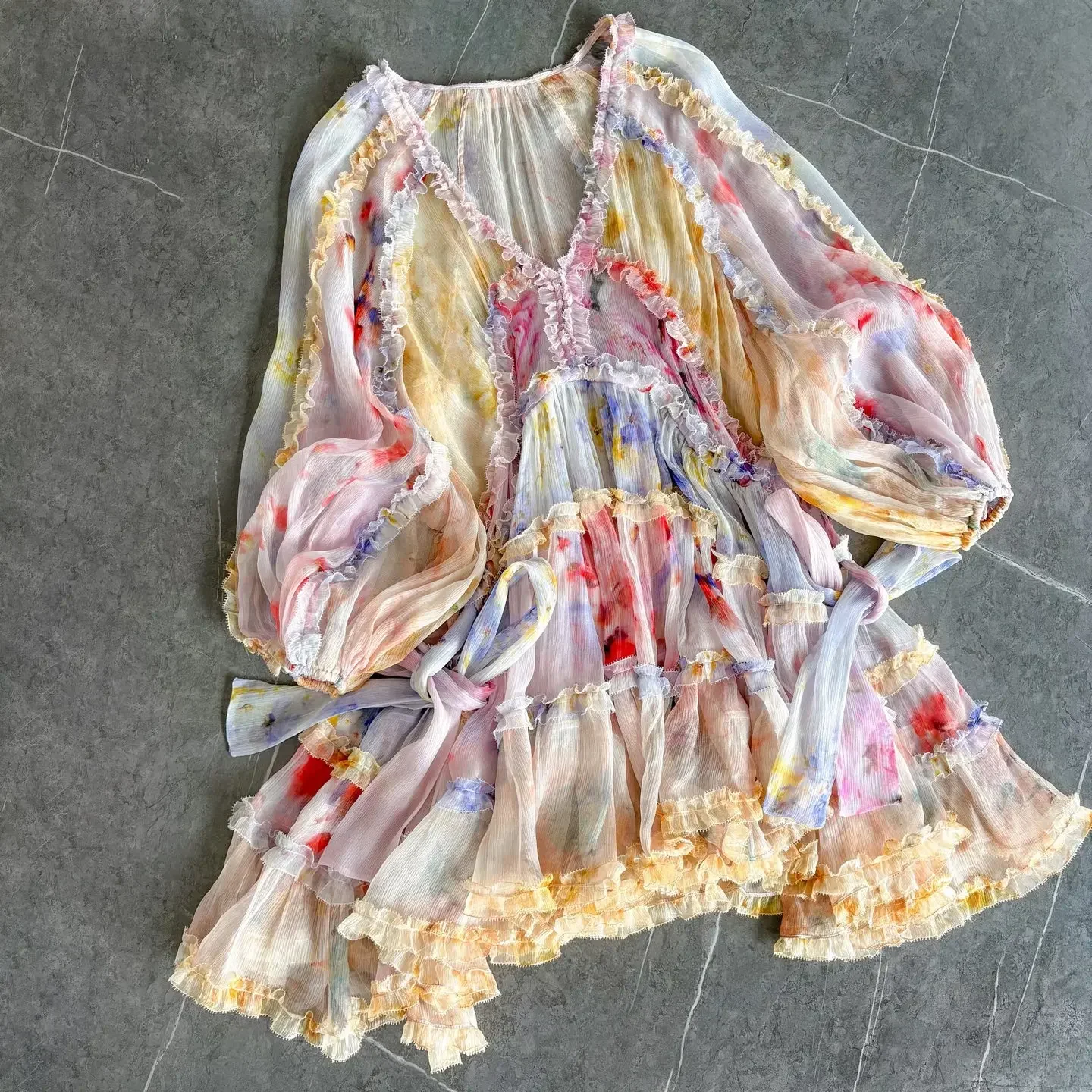 Highest Quality Version Romantic Dress Australia Luxury Design Vintage Floral Print V-neck Silk Playful Mini Dresses Collection
Highest Quality Version Romantic Dress Australia Luxury Design Vintage Floral Print V-neck Silk Playful Mini Dresses Collection