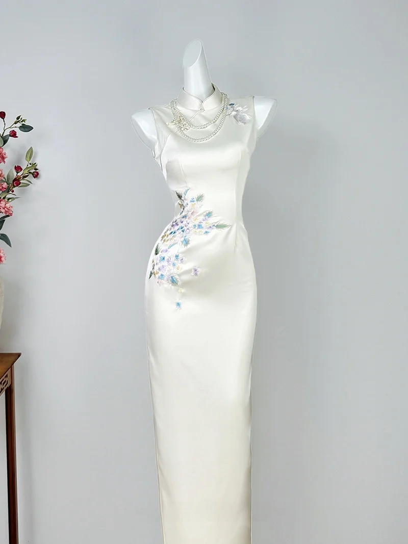 Elegant Embroidered White Young Style Engagement Dress Improved Version Spring Summer New Chinese Style Long Qipao
Elegant Embroidered White Young Style Engagement Dress Improved Version Spring Summer New Chinese Style Long Qipao