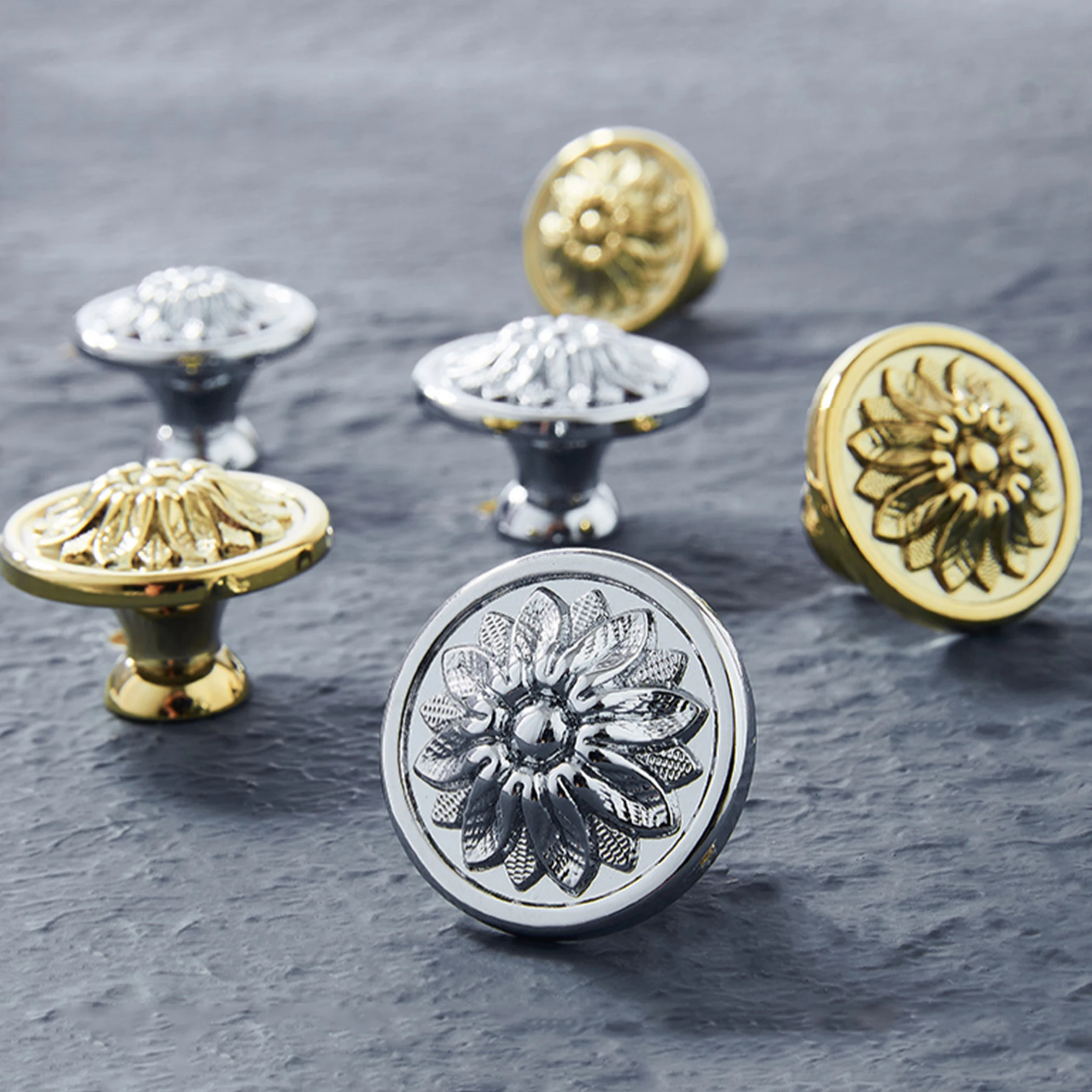 Твердые латунные золотые хромированные ручки для шкафов и ящиков, дверные ручки для кухонного шкафа с одним отверстием, легкая роскошная мебельная фурнитура
Твердые латунные золотые хромированные ручки для шкафов и ящиков, дверные ручки для кухонного шкафа с одним отверстием, легкая роскошная мебельная фурнитура