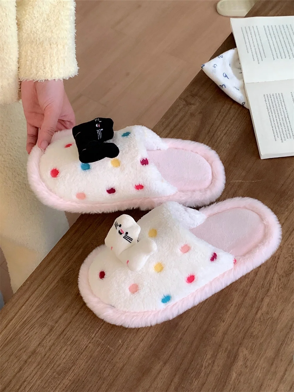 Cute Bla White Spot Cotton Slippers Women's Winter Home Floor oes Thin Stripe Design Warm Indoor EVA Bot Slippers
Cute Bla White Spot Cotton Slippers Women's Winter Home Floor oes Thin Stripe Design Warm Indoor EVA Bot Slippers